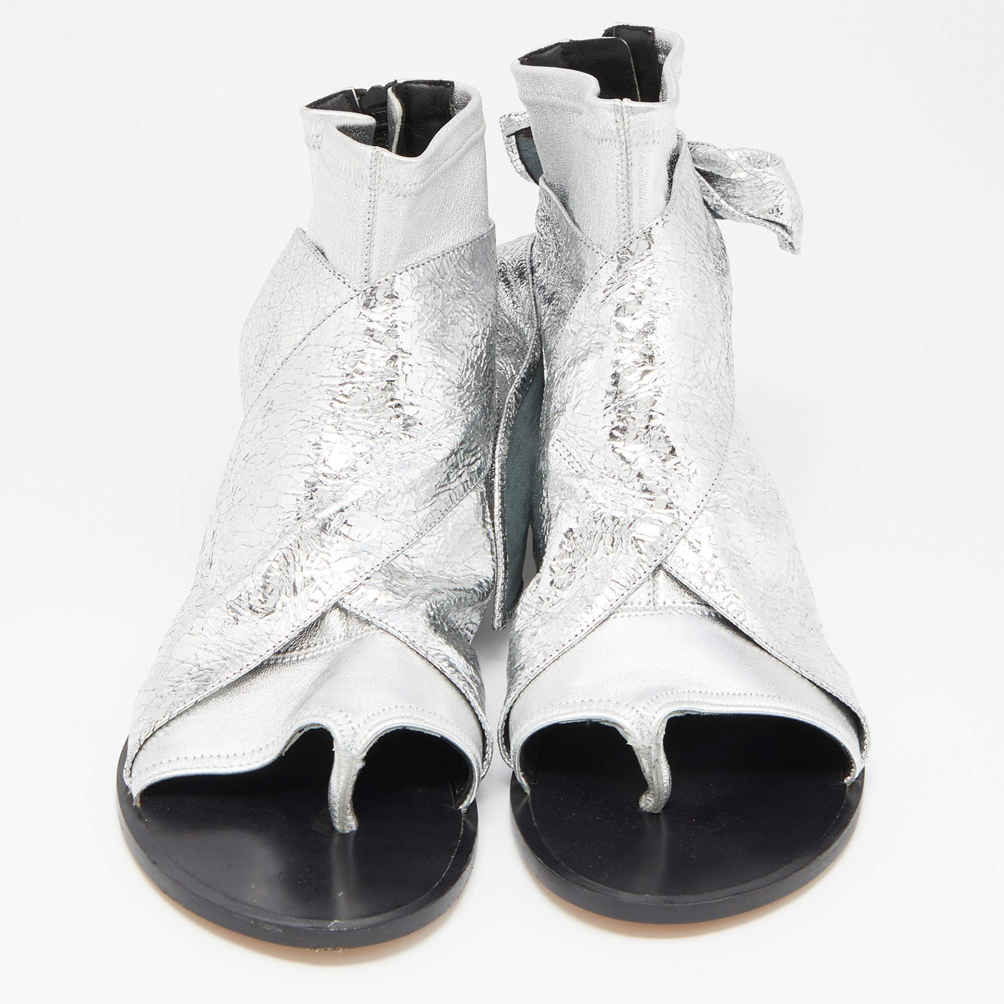 Isabel Marant  Silver Leather Mosley Gladiator Flat Sandals Size 39 In Fair Condition For Sale In Dubai, Al Qouz 2
