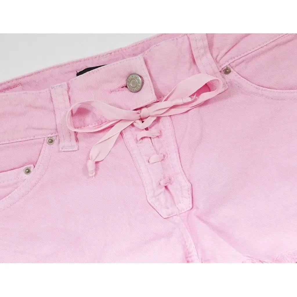 Ikonische, archivierte Isabel Marant Pink Denim Shorts vom Laufsteg im Frühjahr 2011 - Look 2. Neu mit Etikett. Sie ist aus rosa gefärbtem Denim mit 3 % Elastan gefertigt, hat einen Schlitz mit Bändern zum Schnüren und roh geschnittene Beine. Größe