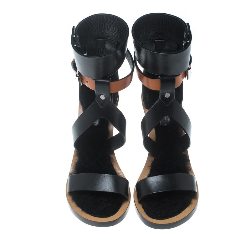 Isabel Marant never fails to charm us and it yet again impresses with these Jenyd sandals! They are crafted from leather and feature an open toe silhouette. They flaunt single vamp straps, buckled and snap buttoned ankle cuffs, shearling lined