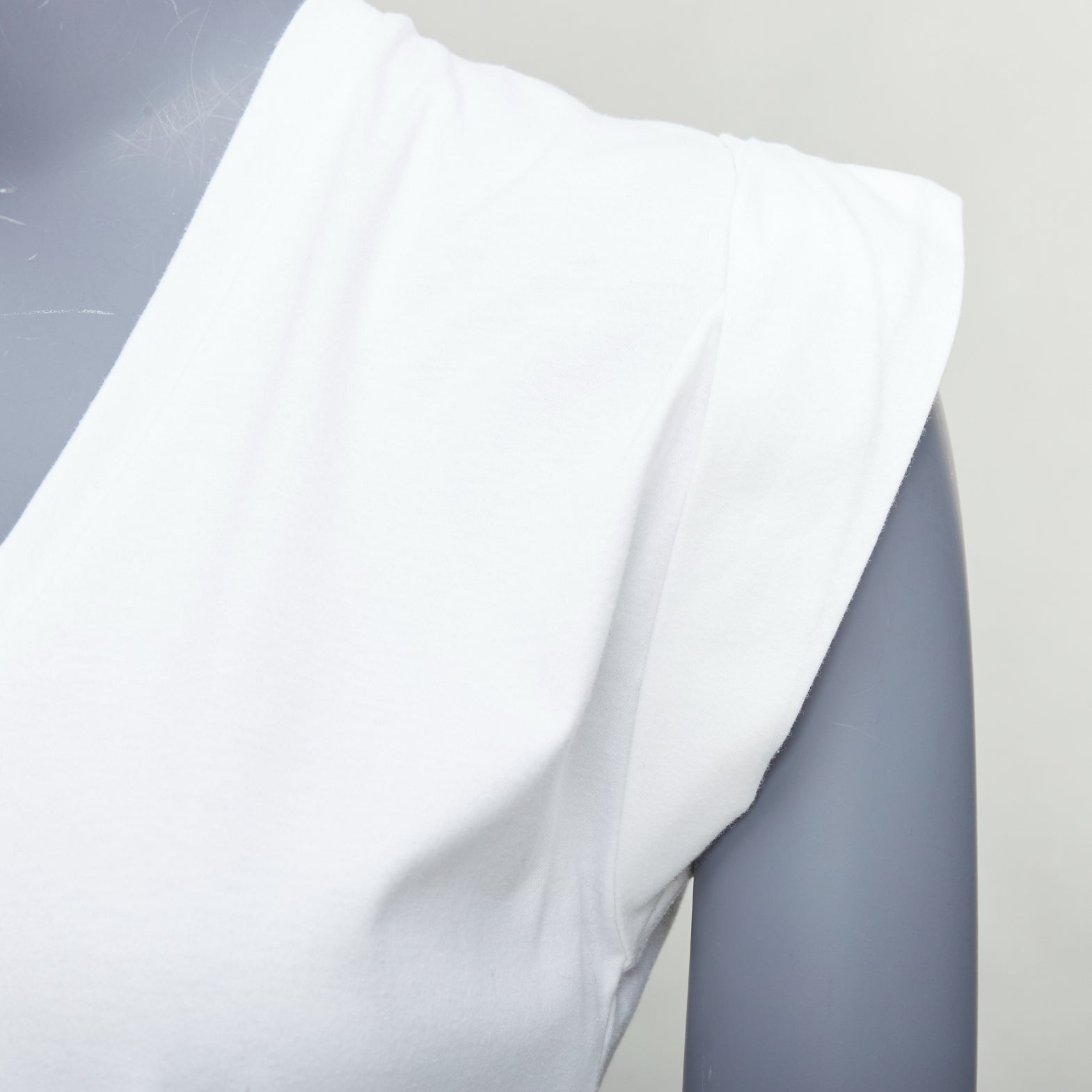 ISABEL MARANT white cotton layered sleeveless V neck top S
Reference: NILI/A00068
Brand: Isabel Marant
Material: Cotton
Color: White
Pattern: Solid
Closure: Slip On
Extra Details: Layered sleeves.
Made in: Portugal

CONDITION:
Condition: Very good,