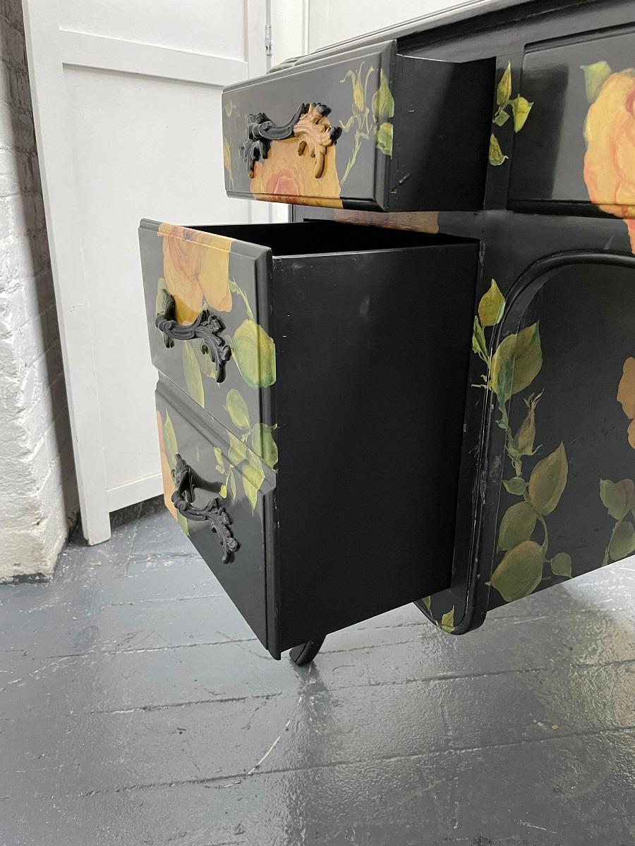 Bois Bureau en forme de trou de genou peint à la main Isabel O'Neil en vente
