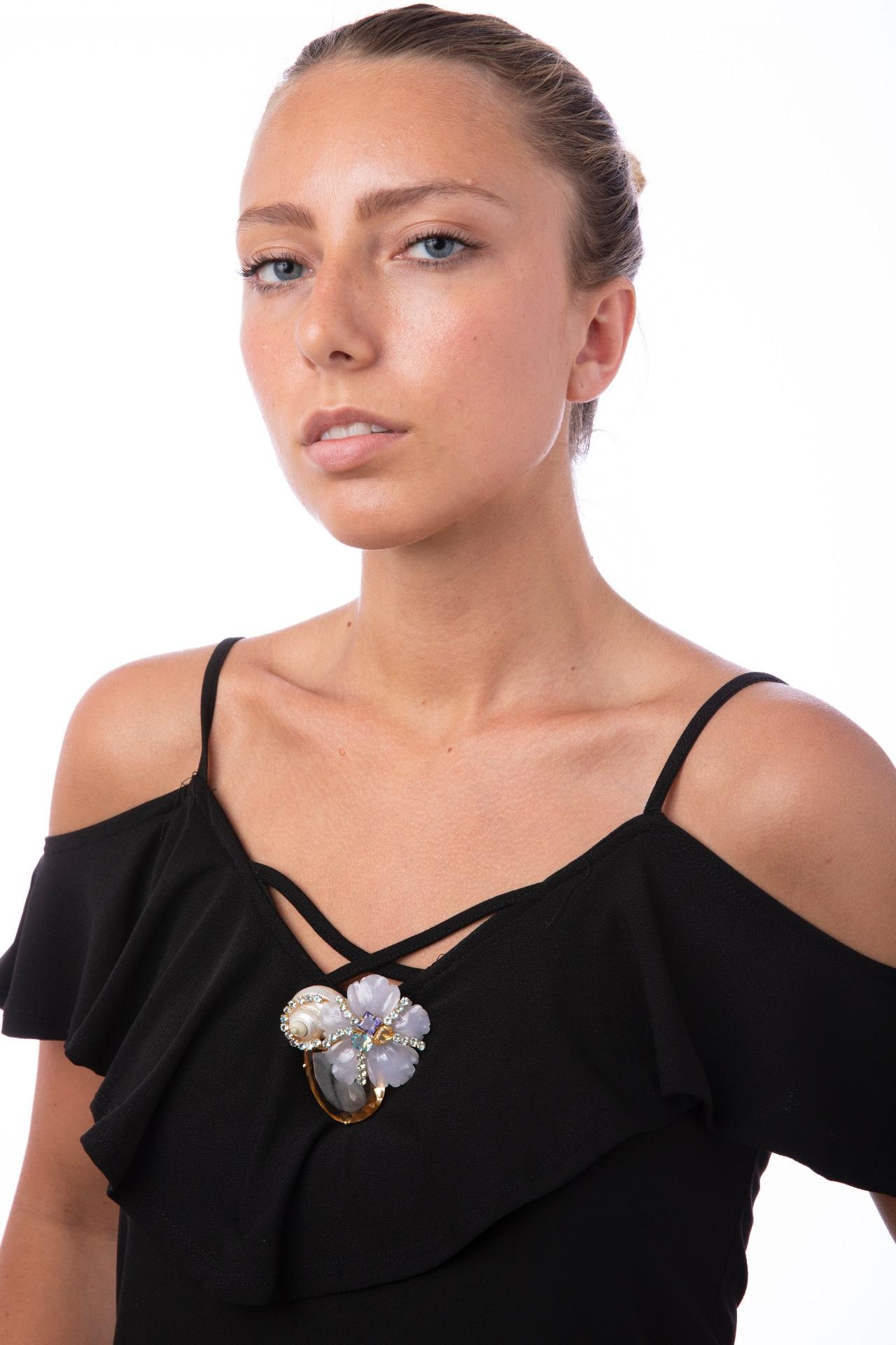 The Isabel Pin, crafted from semi-precious stones, boasts a beautiful flower design featuring contrasting shapes and colors, reminiscent of a summery and vintage aesthetic.

SKU: PN-CLT-9C
Stones: White Shell, faceted Lemon Quartz, Blue Quartz,