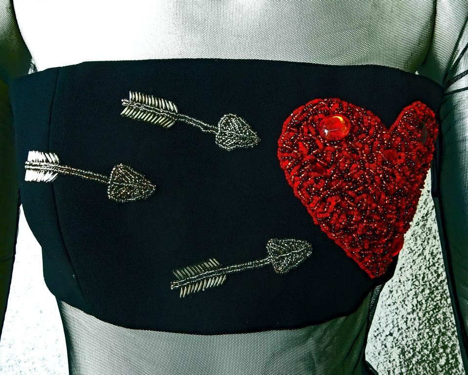 Isabel Sanchis - Robe de défilé « Valentine Pick » en forme de cœur ornée de bijoux Schiaparelli Pour femmes en vente