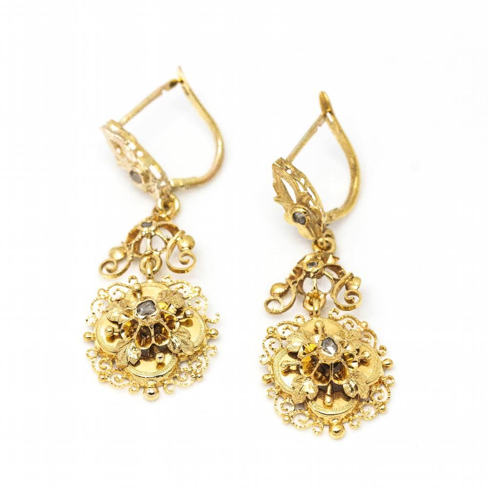 Antique Cushion Cut ISABELINOS 1800 earrings in gold and diamonds For Sale