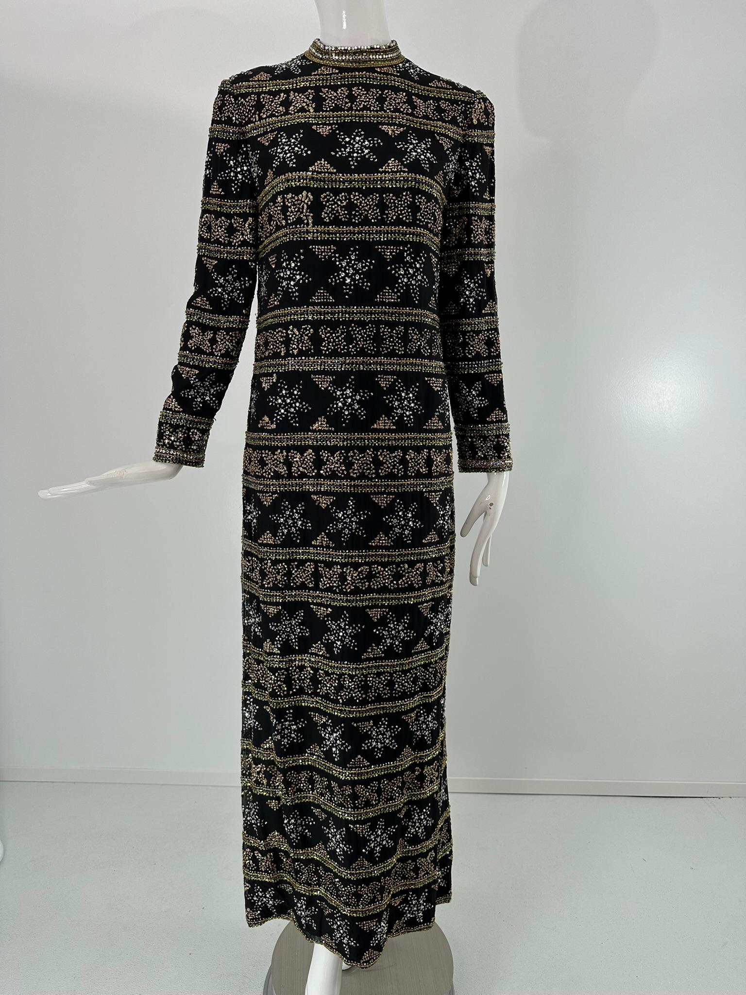 Isabell Gerhart aus Houston, Texas, schwarzes Abendkleid aus Seidenchiffon-Crêpe, besetzt mit Strasssteinen in Zackenform, goldenen Perlen und silbernem Glitter. Das Kleid aus den 1970er Jahren hat einen Bandausschnitt, lange Ärmel und eine leichte