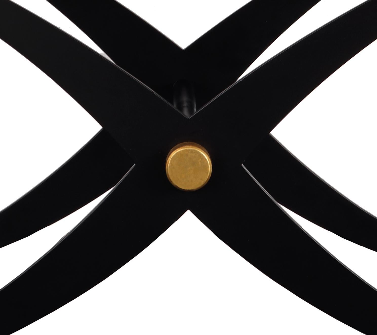 Die von IC entworfene und von italienischen Kunsthandwerkern gefertigte Konsole verfügt über eine Tischplatte, die von einem Metallgestell mit gekreuzten Beinen und Blattgolddetails getragen wird. Er ist sehr vielseitig: perfekt als Bartisch, hinter