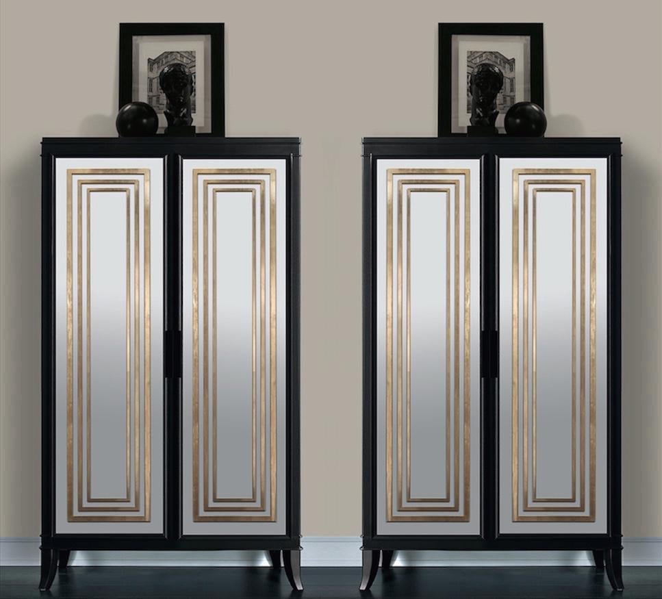 Der von IC entworfene und von italienischen Kunsthandwerkern ausgeführte Schrank verfügt über zwei Spiegeltüren, hinter denen sich vier Einlegeböden verbergen. Die Paneele sind mit von Hand aufgetragenem Blattgold verziert, das dem Stück eine