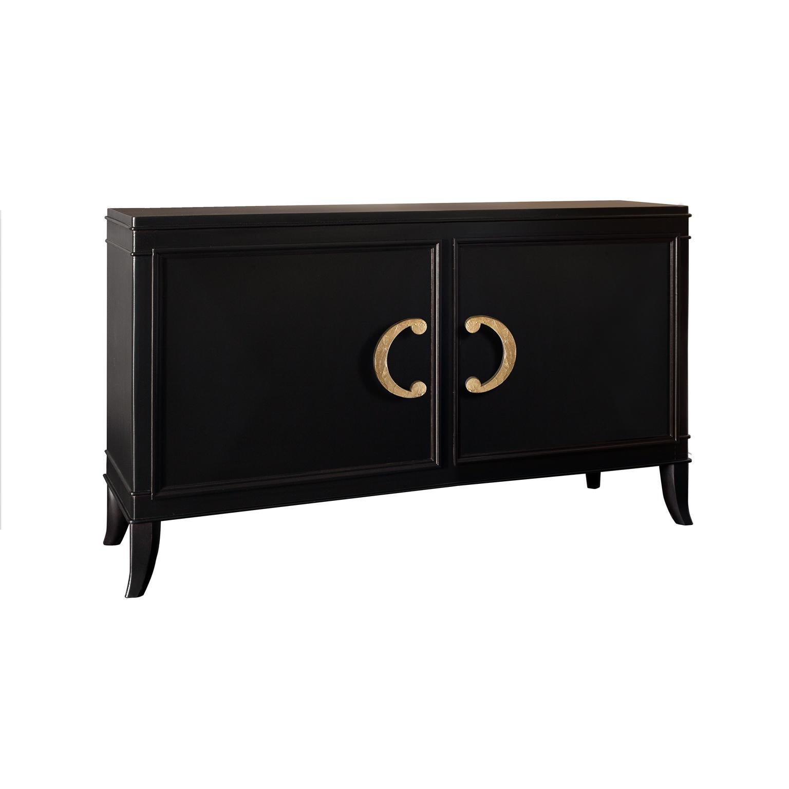 Diseñado por IC y finamente elaborado por expertos artesanos italianos, el aparador Olimpia tiene dos puertas con tiradores dorados o plateados arrugados. Es una elegante pieza de encanto art déco, perfecta para guardar mantelerías y