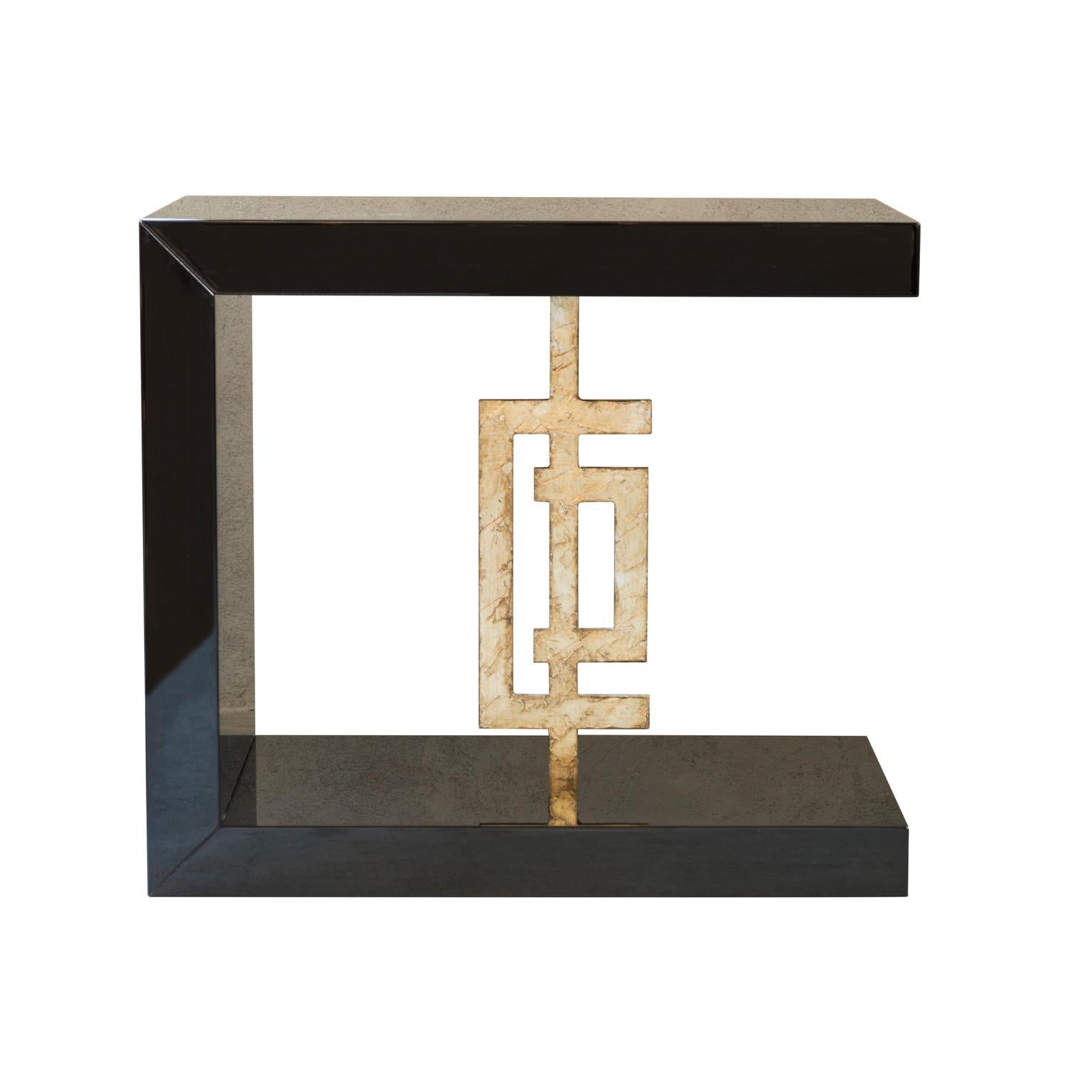 Designed by IC and crafted by skilled Italian artisans, the side table features an unconventional C-shape positioned in between the top and bottom elements.
Finish: glossy dark oak with crinkled gold leaf.
Accessories and details: hidden