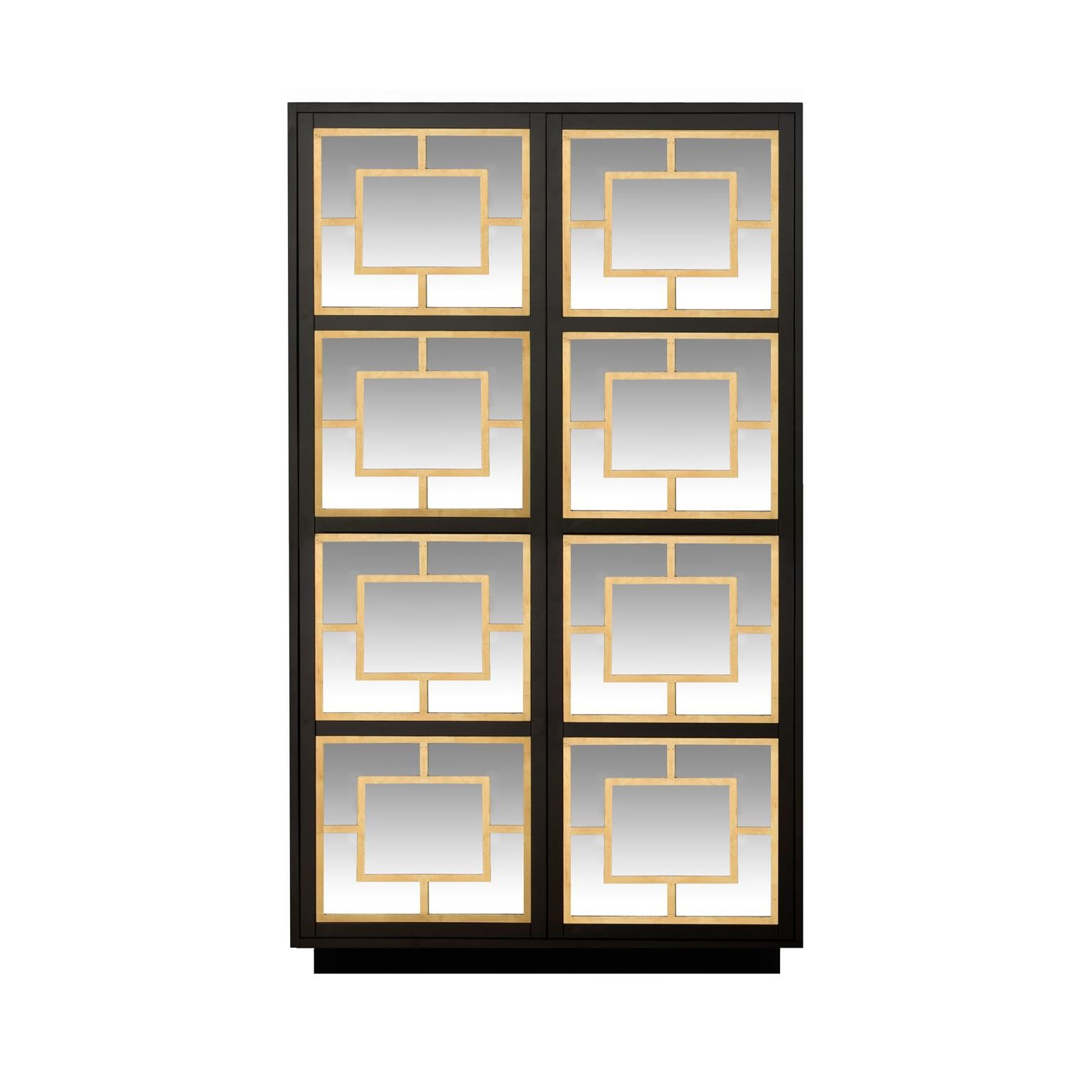 Conçue par ICS et fabriquée à la main par des artisans italiens experts, l'armoire comporte deux portes en miroir avec mécanisme d'ouverture par pression, recouvertes de décorations en feuilles d'or.
Accessoires et détails : 3 étagères en