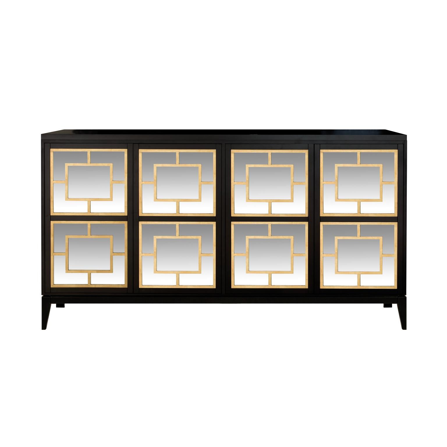 Designé par ICS et fabriqué avec expertise par des artisans italiens, le buffet Zoe comporte quatre portes en miroir ornées de motifs géométriques à la feuille d'or. Le corps repose sur des pieds fuselés qui lui confèrent une allure