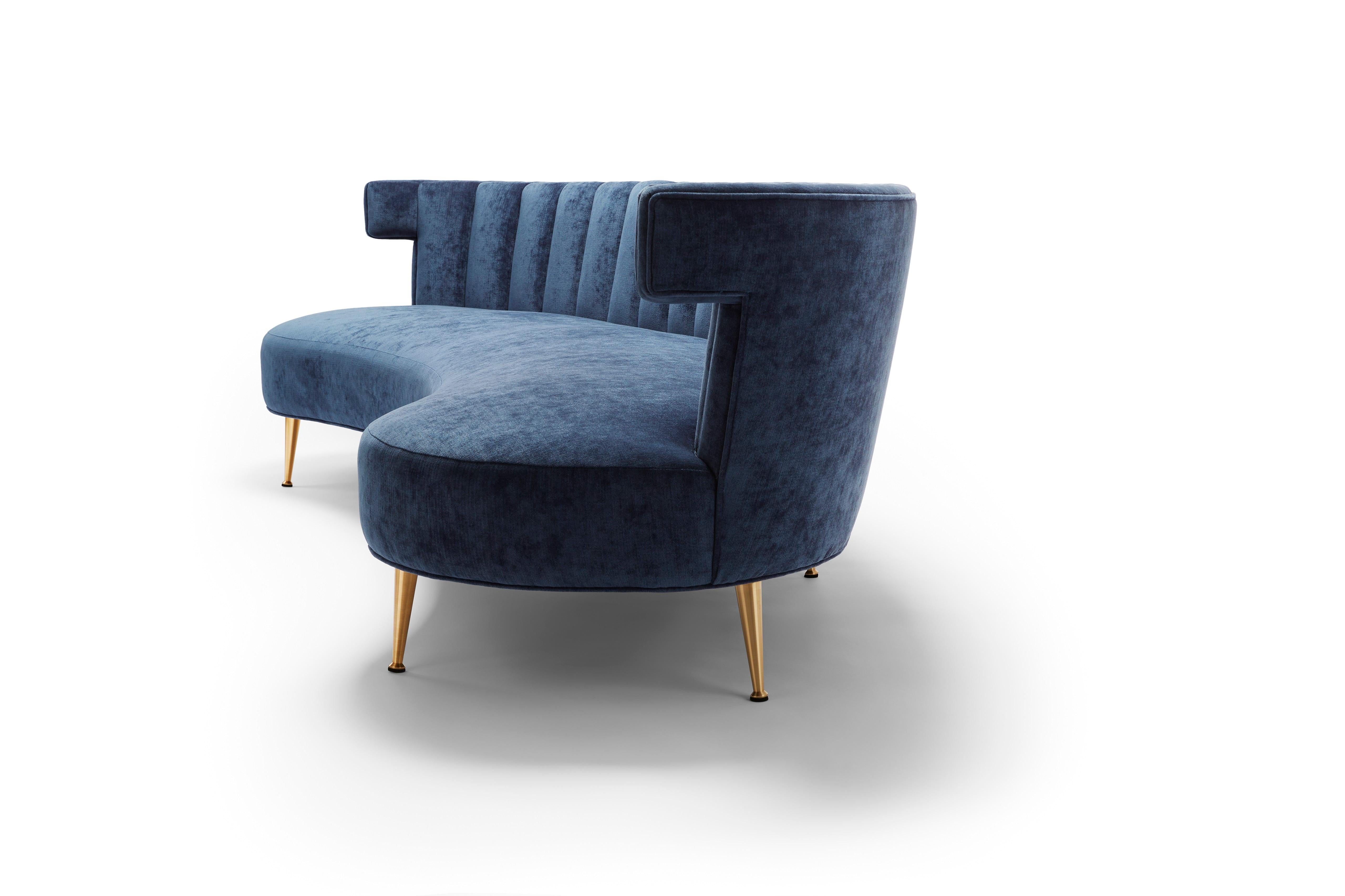 Elegante aggiunta alla gamma Isabella, questo splendido divano curvo è una dichiarazione di lusso per qualsiasi salotto.

Qui si vede il rivestimento in velluto di cotone e le gambe in ottone naturale.

Struttura: Gambe in ottone massiccio, telaio