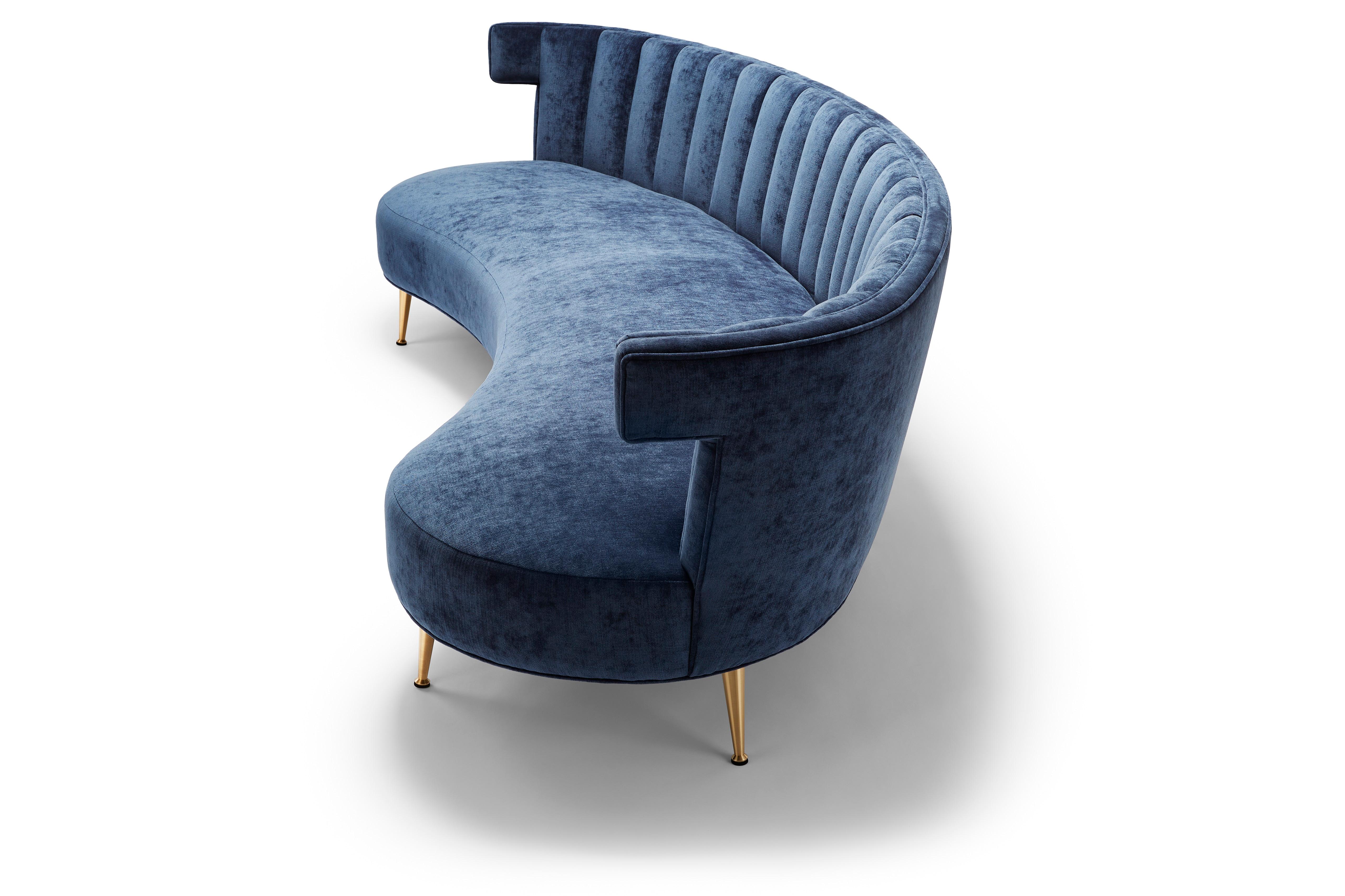 Moderno Divano Isabella Super curve in velluto blu denim con gambe in ottone in vendita