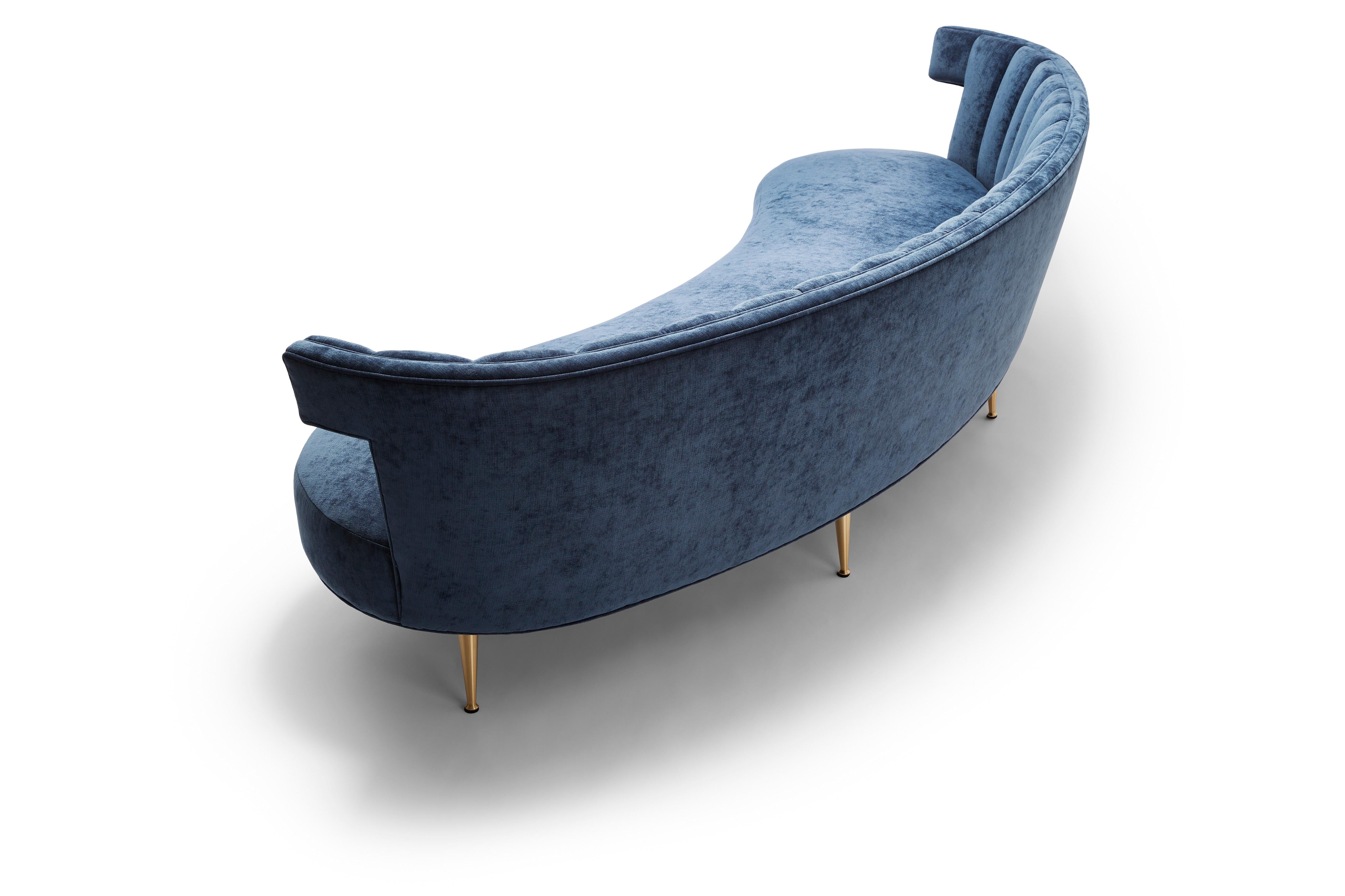Inglese Divano Isabella Super curve in velluto blu denim con gambe in ottone in vendita