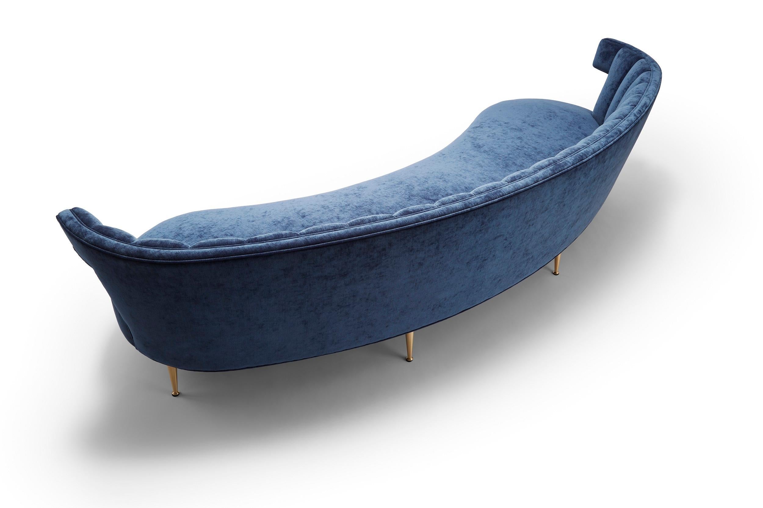 Divano Isabella Super curve in velluto blu denim con gambe in ottone In condizioni Nuovo in vendita a Trowbridge, Wiltshire