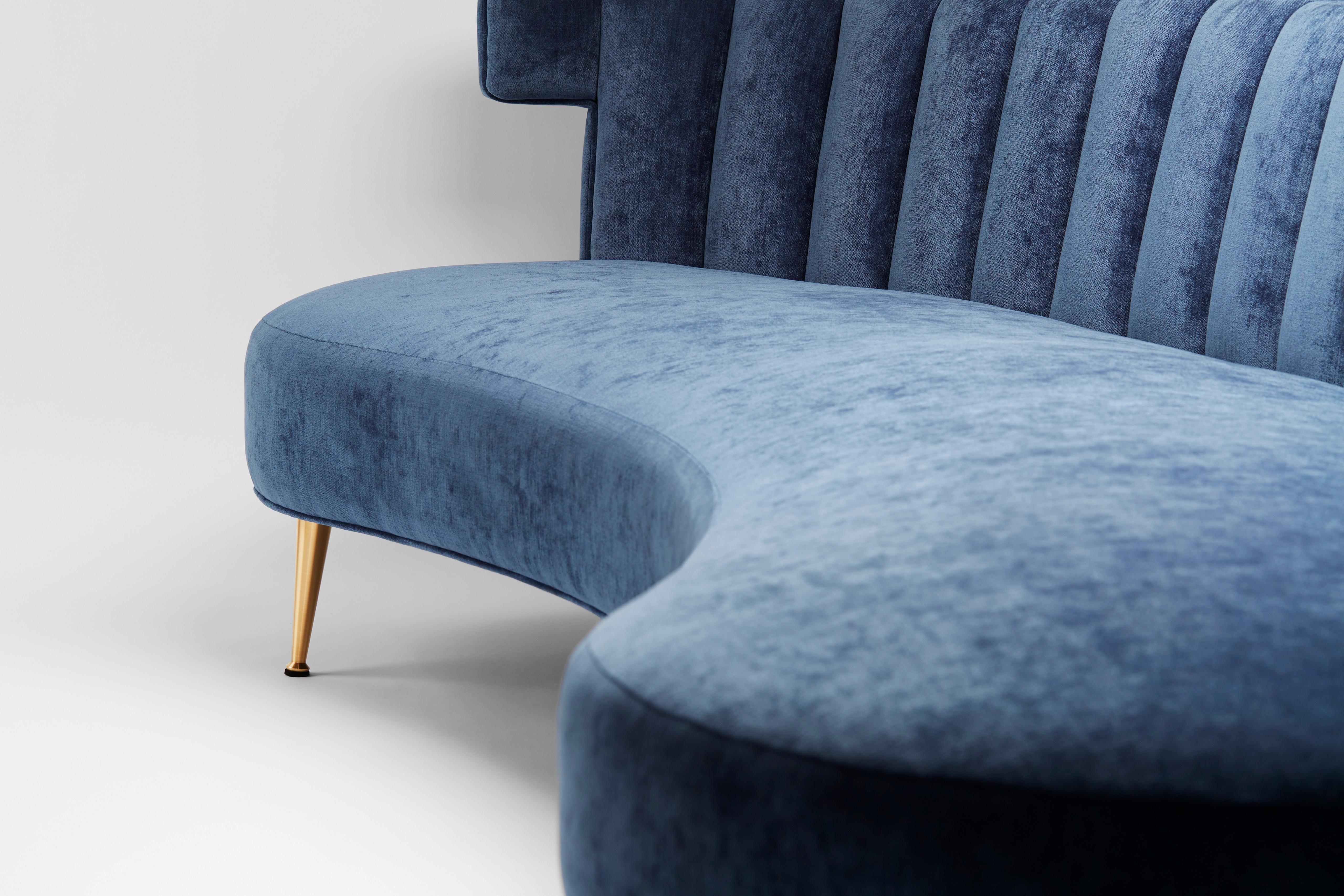XXI secolo e contemporaneo Divano Isabella Super curve in velluto blu denim con gambe in ottone in vendita