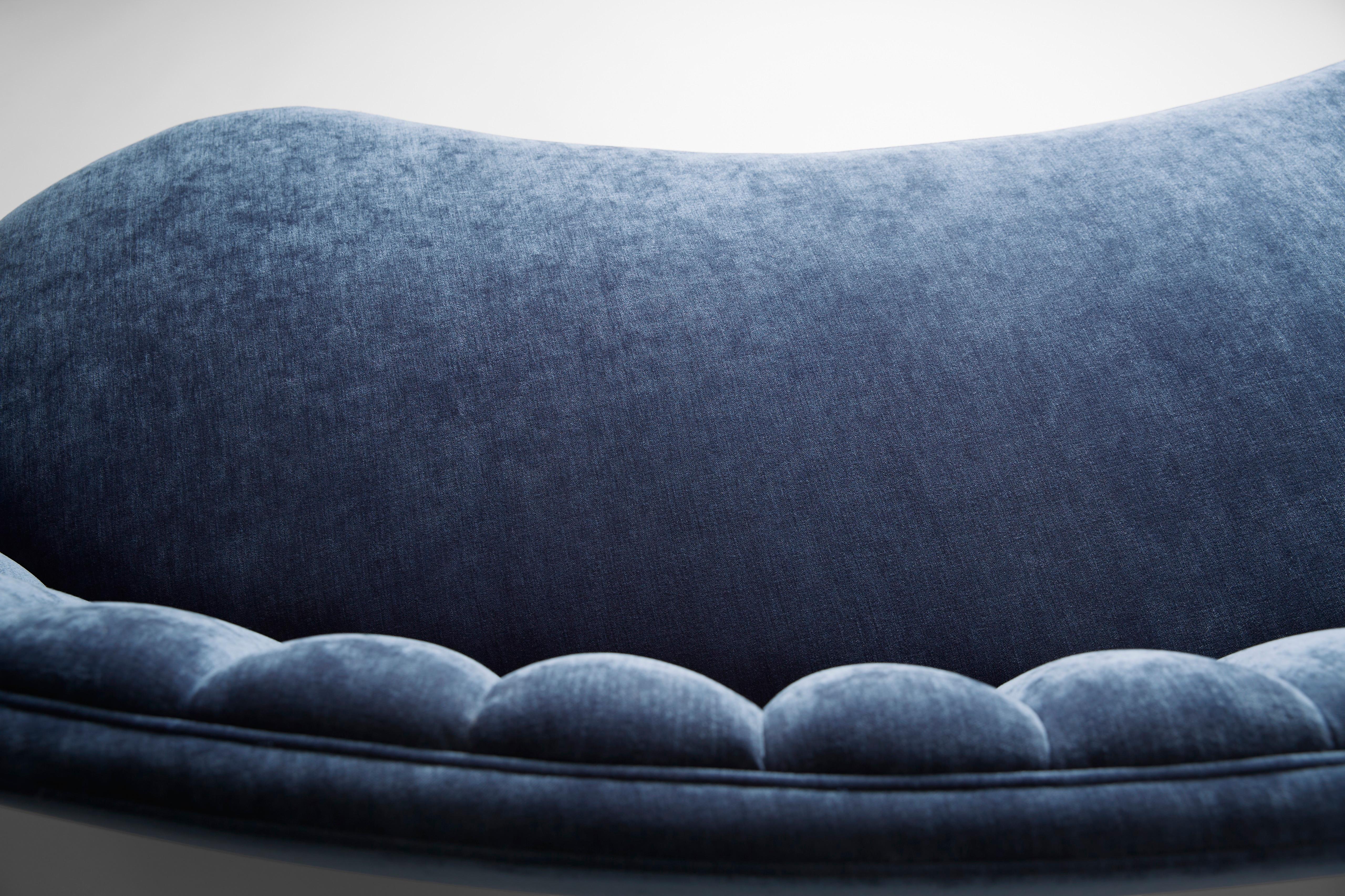 Noce Divano Isabella Super curve in velluto blu denim con gambe in ottone in vendita