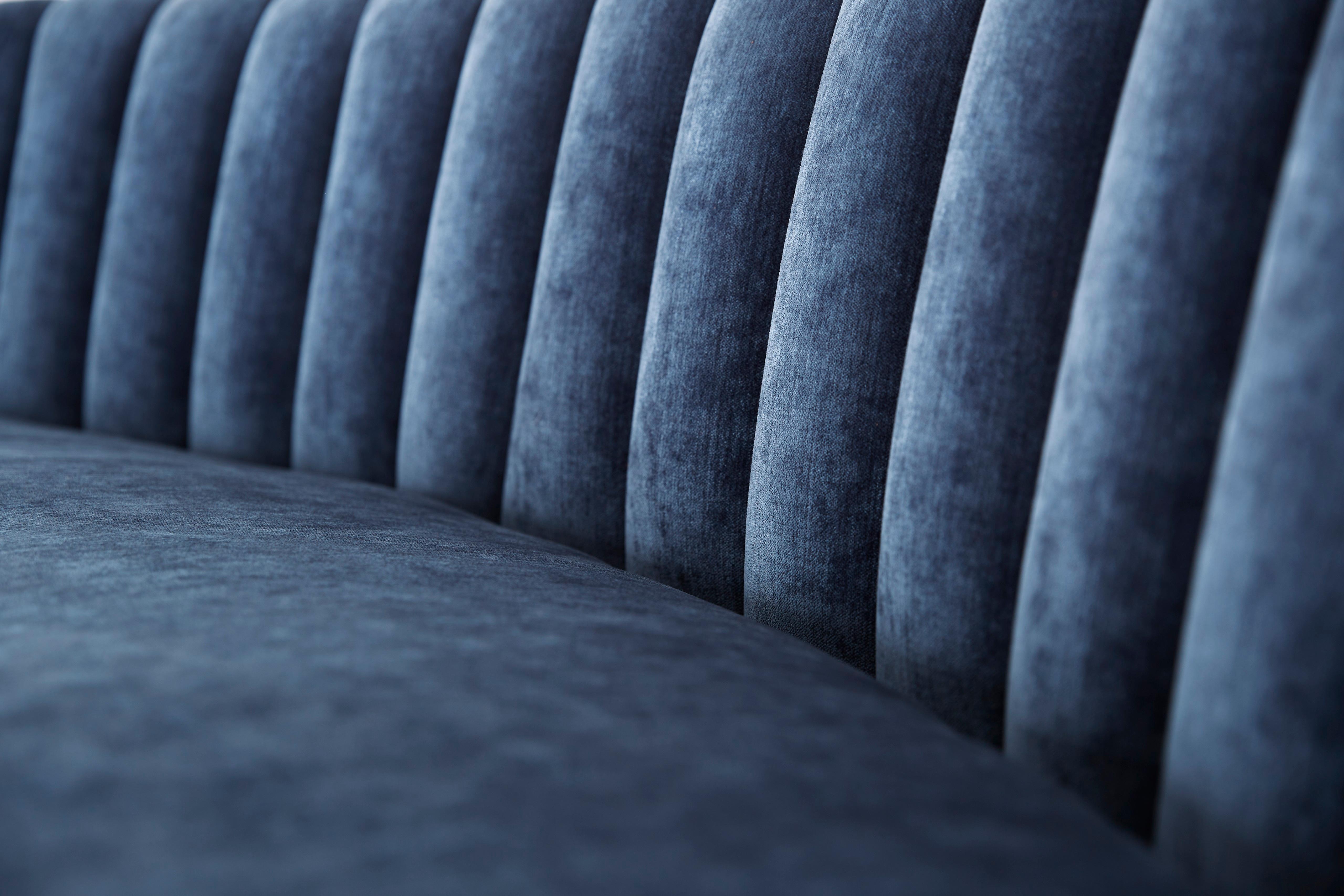 Divano Isabella Super curve in velluto blu denim con gambe in ottone in vendita 1