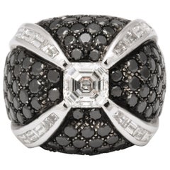 Isabelle Adjani Bague en diamant noir et blanc par Edouard Nahum