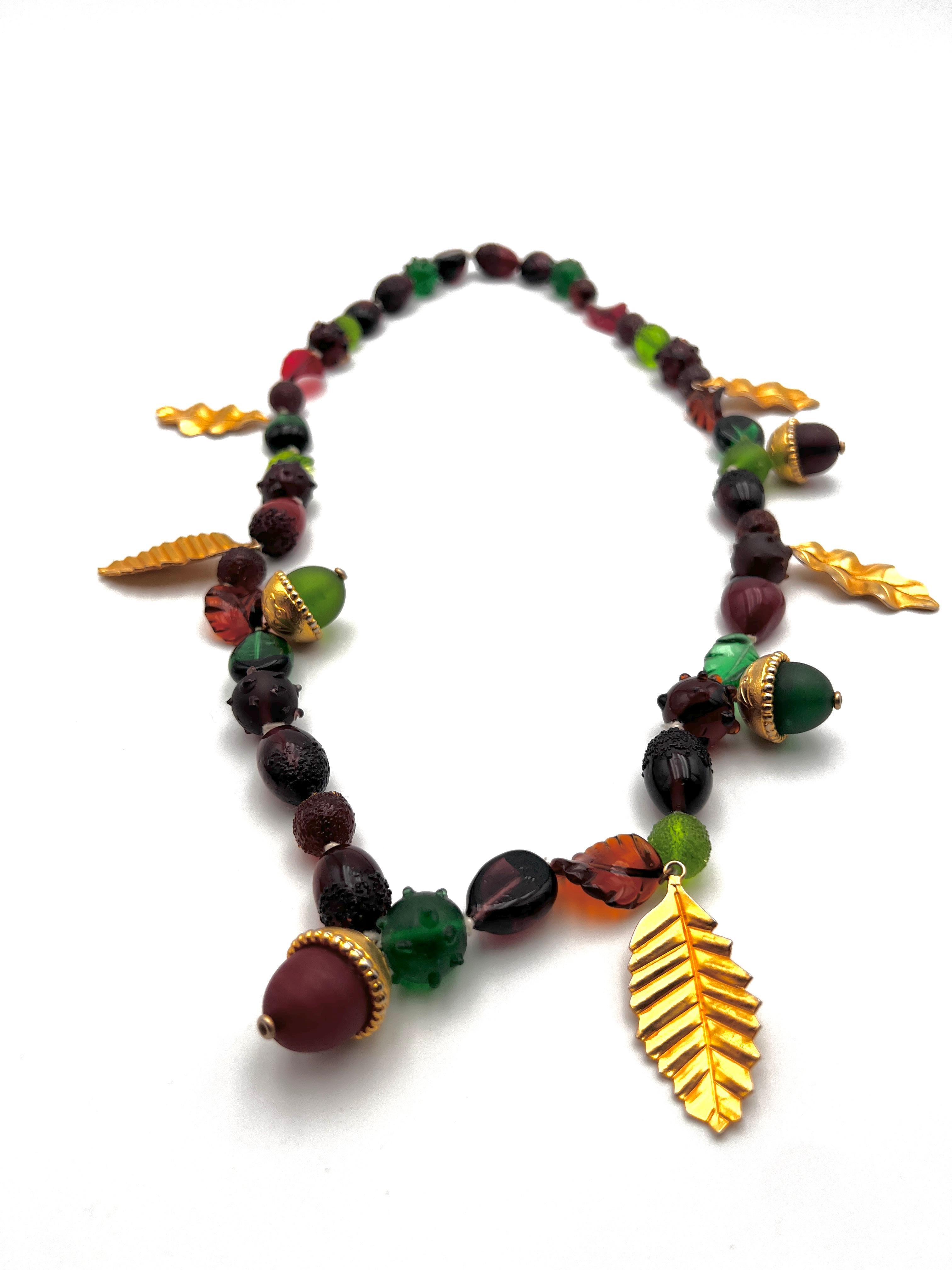 Collana lunga in vetro di Isabelle Canovas. Tutti i vetri hanno una forma diversa. La natura è il soggetto del pezzo, la ghianda e le foglie di metallo come elementi di charme. Raro e alla moda.

Isabel Canovas è nata a Parigi durante la 