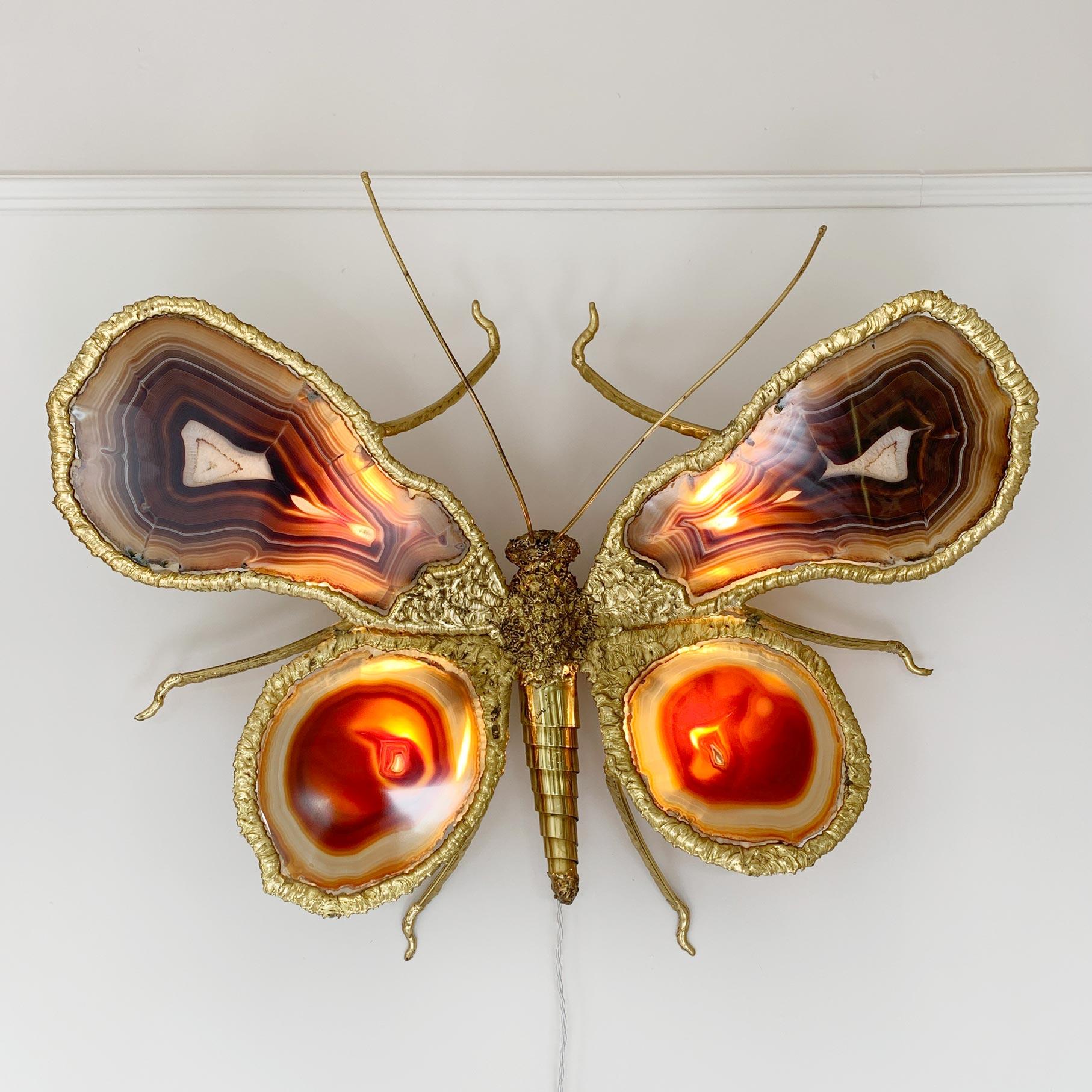 Une sculpture incroyablement rare de la sculptrice de renommée mondiale Isabelle Faure, en laiton et agate travaillés à la main. L'énorme papillon mesure plus de 80 cm de diamètre et les superbes ailes en agate sont toutes éclairées par le dessous à