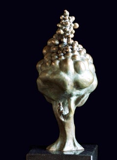 "Haïku", scultura di albero e uomo in bronzo patinato verde su una base di granito nero