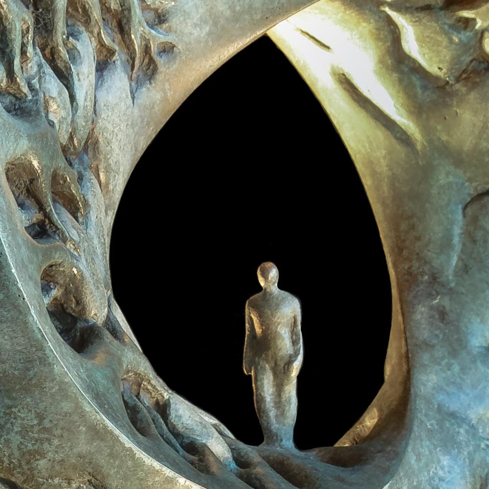 „Through the Looking Glass“, Mann beim Wandern auf Wald Mobius Band, Bronzeskulptur (Zeitgenössisch), Sculpture, von Isabelle Jeandot