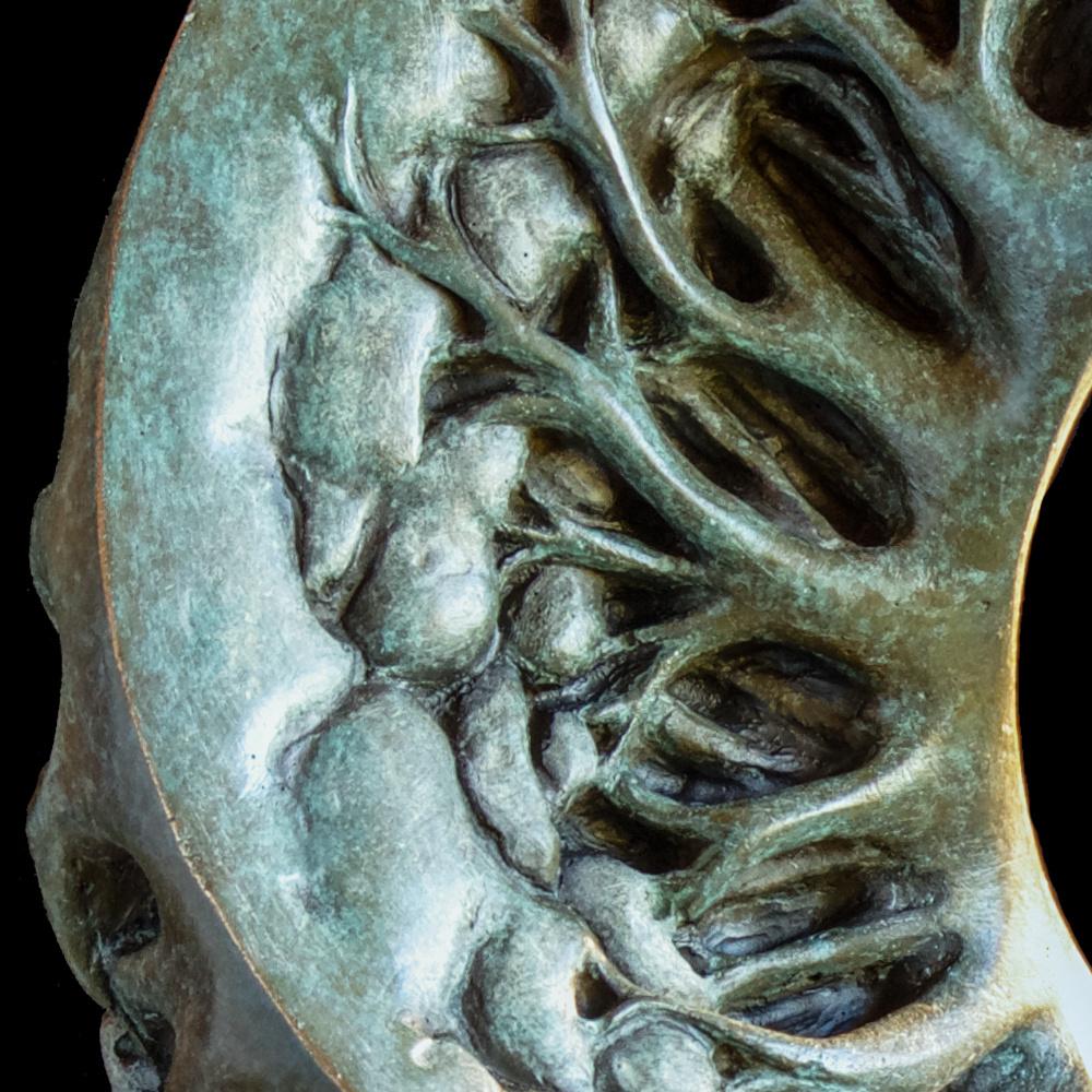 „Through the Looking Glass“, Mann beim Wandern auf Wald Mobius Band, Bronzeskulptur im Angebot 1