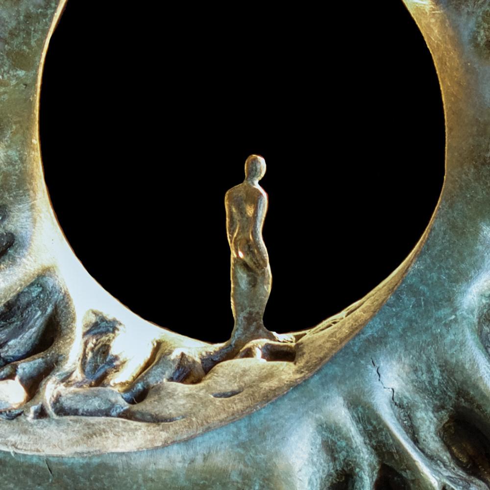 „Through the Looking Glass“, Mann beim Wandern auf Wald Mobius Band, Bronzeskulptur im Angebot 3