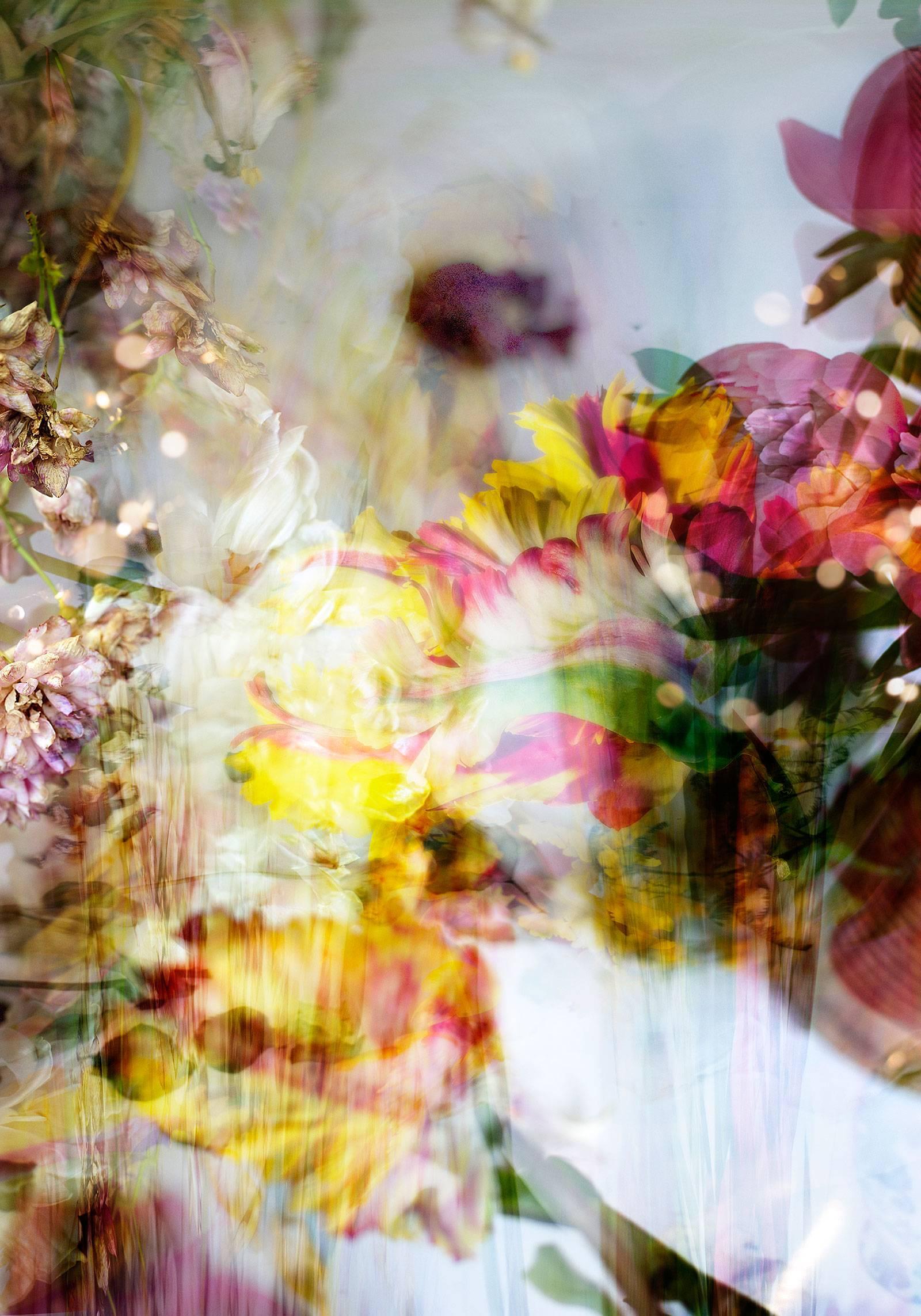 Still-Life Photograph Isabelle Menin - Petites Natures n°4 - Photo florale contemporaine abstraite et vibrante avec rose jaune