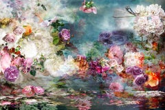 River 12 - Blumenstillleben, farbenfrohes blauweißes zeitgenössisches Foto