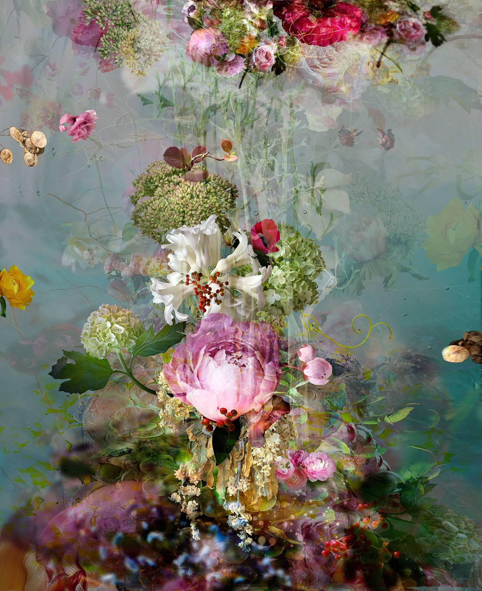 Sinking #3 - abstraktes Stillleben mit Blumen, zeitgenössische farbenfrohe Fotografie