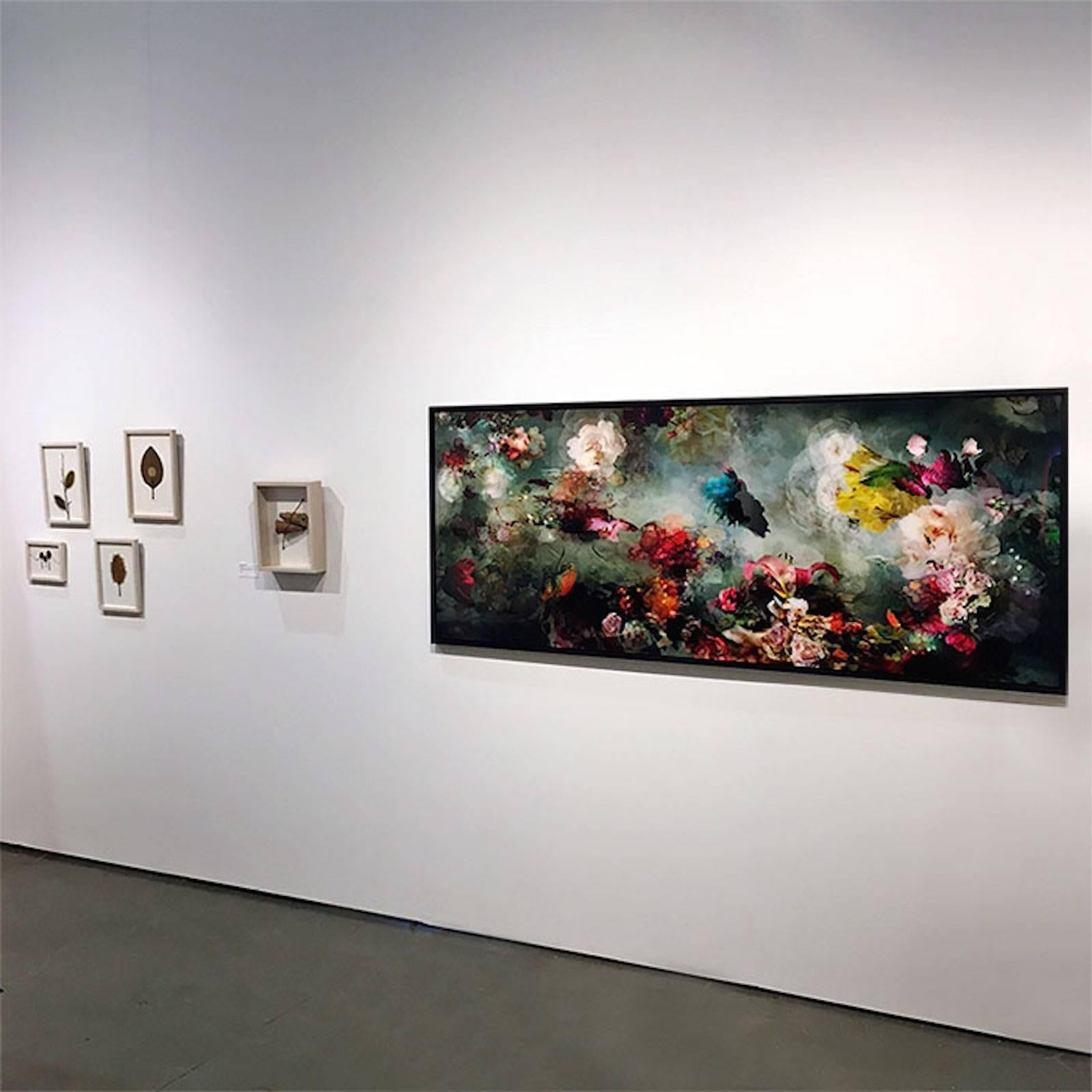 „ Song for dead heroes #3“, große abstrakte Blumenlandschaft, farbenfrohes Foto (Zeitgenössisch), Photograph, von Isabelle Menin