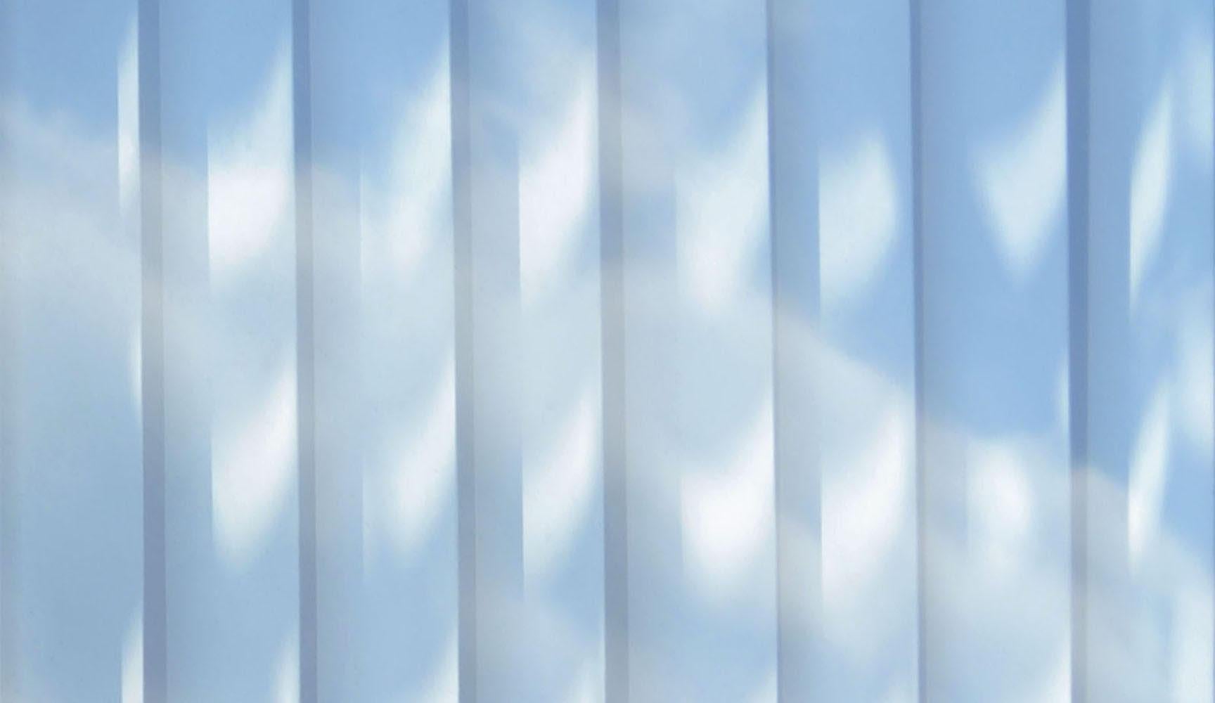 Flottant, art contemporain photographique en résine sur panneau de bois, ciel bleu 1