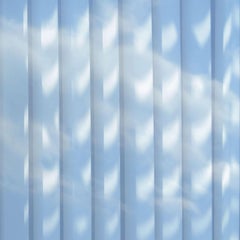 Flottant, art contemporain photographique en résine sur panneau de bois, ciel bleu