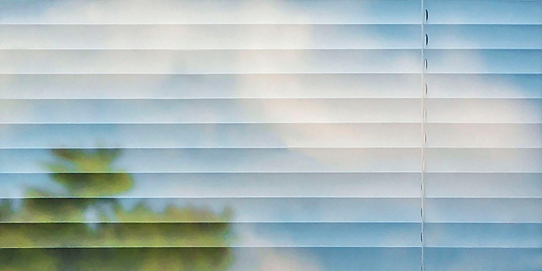 June, 2025 von Isabelle Schneider ist ein zeitgenössisches fotografisches Mixed-Media-Werk,  an einem heiteren Tag im Juni. Die Reflexionen von weißen Wolken und hellgrünen Baumblättern auf einer Jalousie erzeugen ein Gefühl der inneren Ruhe.

Auf