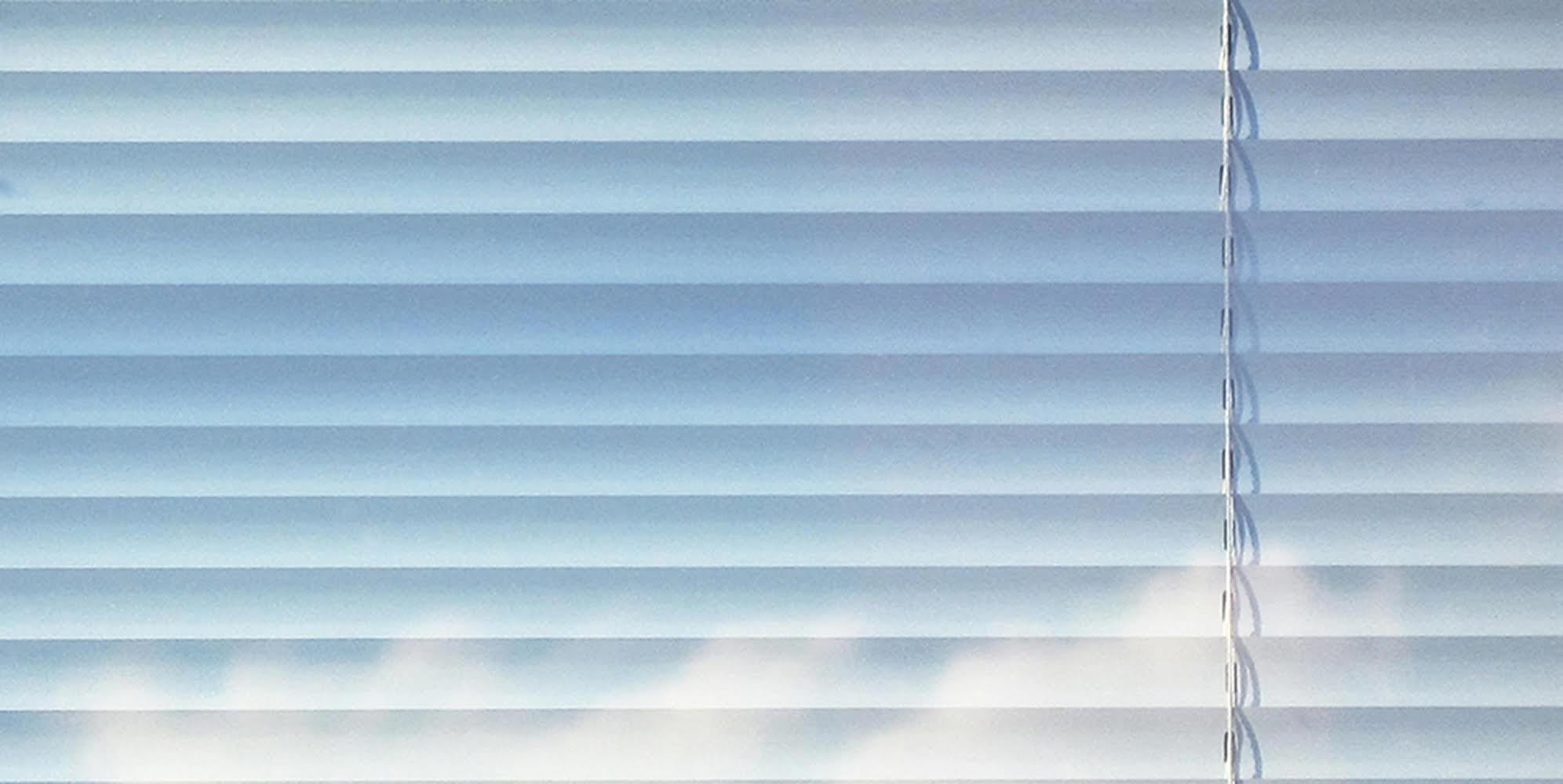 Throughline #4, Arte fotográfico contemporáneo en resina, Cielo azul y nubes, Ed 2/5 - Mixed Media Art Contemporáneo de Isabelle Schneider