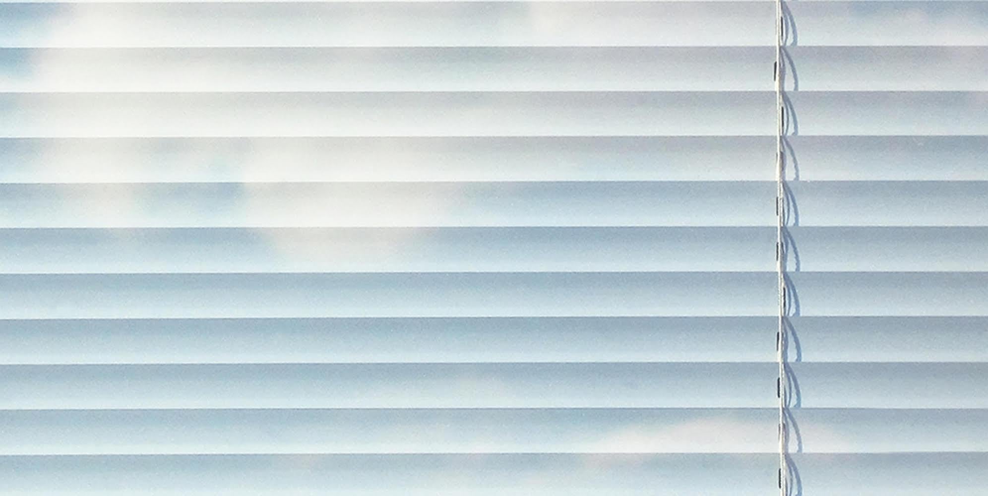 En las obras meditativas de Isabelle Schneider convergen sombras y reflejos de luz. Su Throughline nº 4, 2024, de técnica mixta, es una obra fotográfica contemporánea en resina, que capta una apacible tarde de verano. La pieza presenta una única