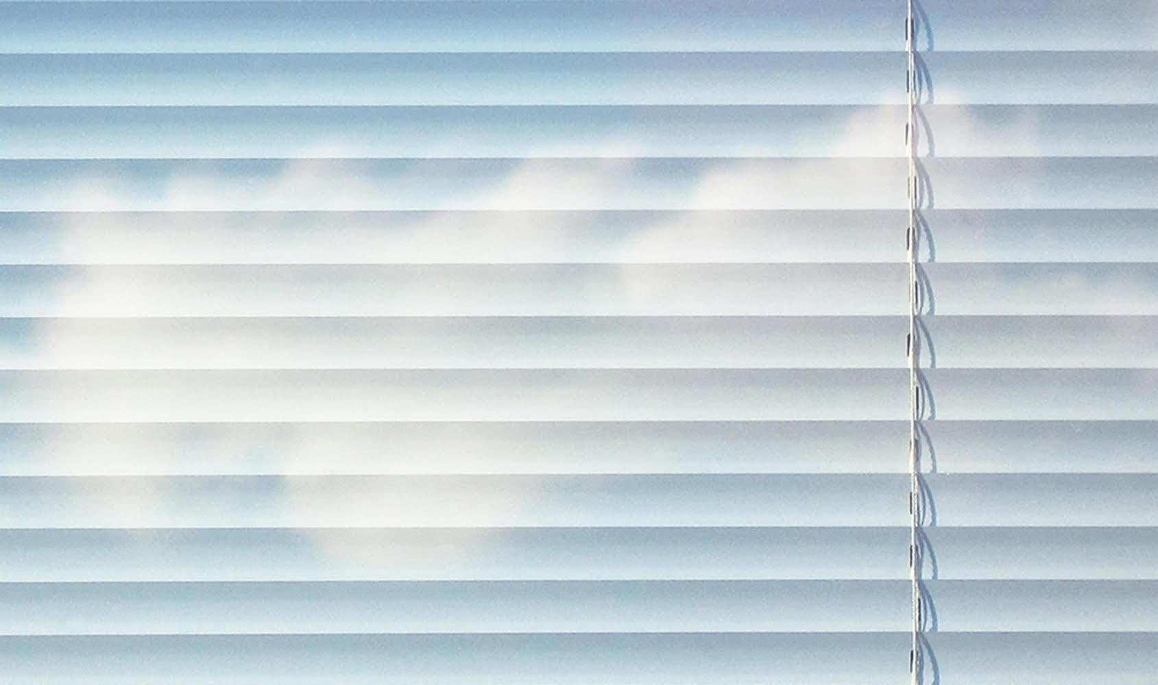 Throughline #4, Arte fotográfico contemporáneo en resina, Cielo azul y nubes, Ed 2/5 en venta 1