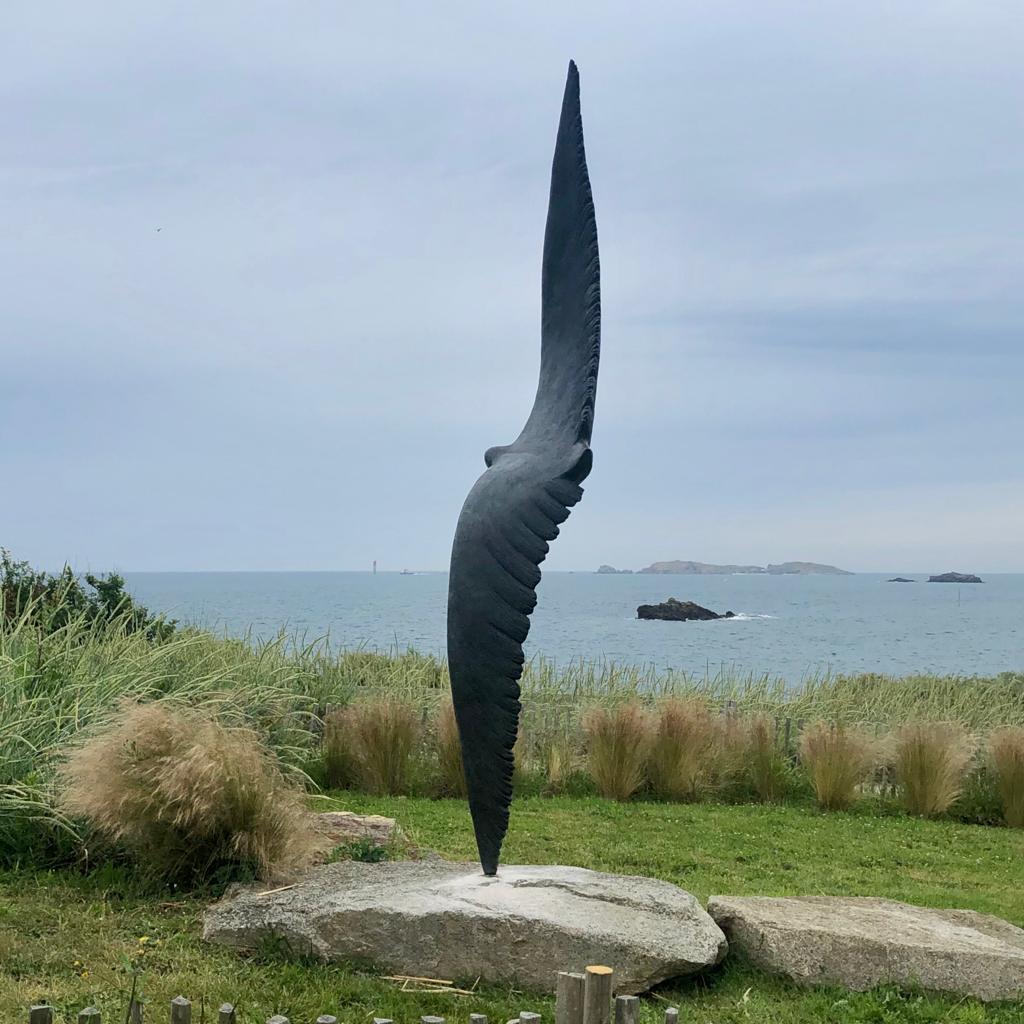 Albatros - Scultura in bronzo,  Scultura di uccelli, Scultura da giardino, Monumentale - Figurative Sculpture Grigio di Isabelle Thiltgès
