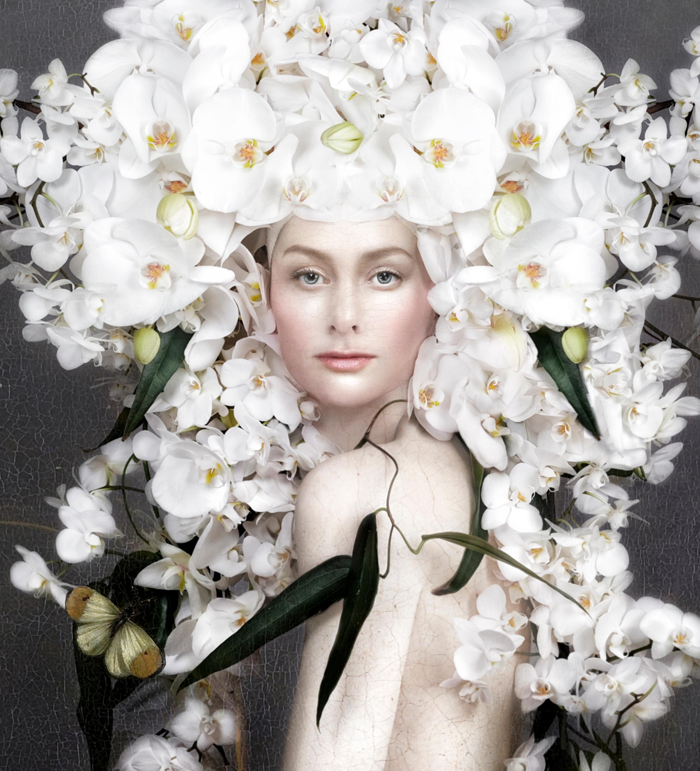 Rebirth Portrait
C-print on Fuji Paper
Collection: THE REBIRTH OF THE DUTCH FLOWER
One size: 44.5 x 40.5
Edition of 8 + 2 Artist Proofs

THE REBIRTH OF THE DUTCH FLOWER COLLECTION
Isabelle van Zeijl has turned her eye on 400 million flowers