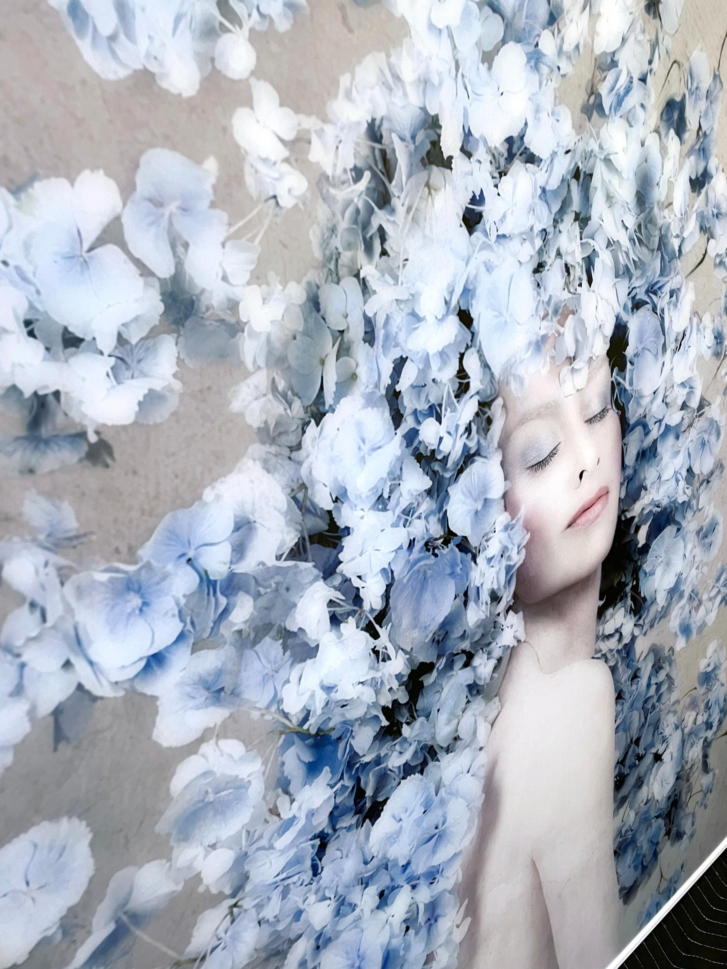 Porträtfotografie/Blumen-/Figurative_Serenity-Porträt_Isabelle van Zeijl – Photograph von Isabelle Van Zeijl