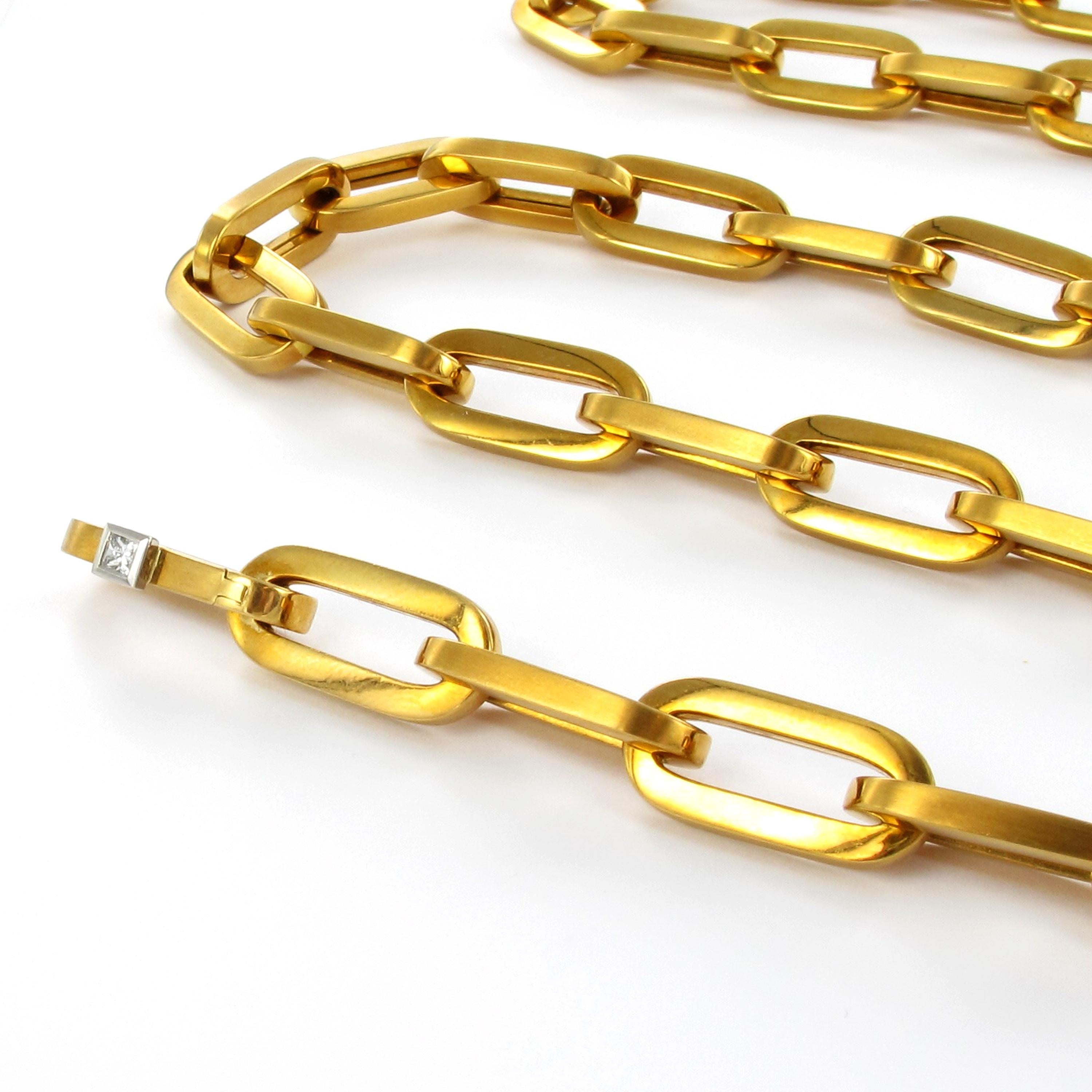 Classic necklace by IsabelleFa from its Linéaire line. Beautifully handcrafted from 18 karat yellow gold. Designed as longish oval elements with straight sides and rounded ends. 

A little diamond marks the hidden clasp and shows where the bracelet