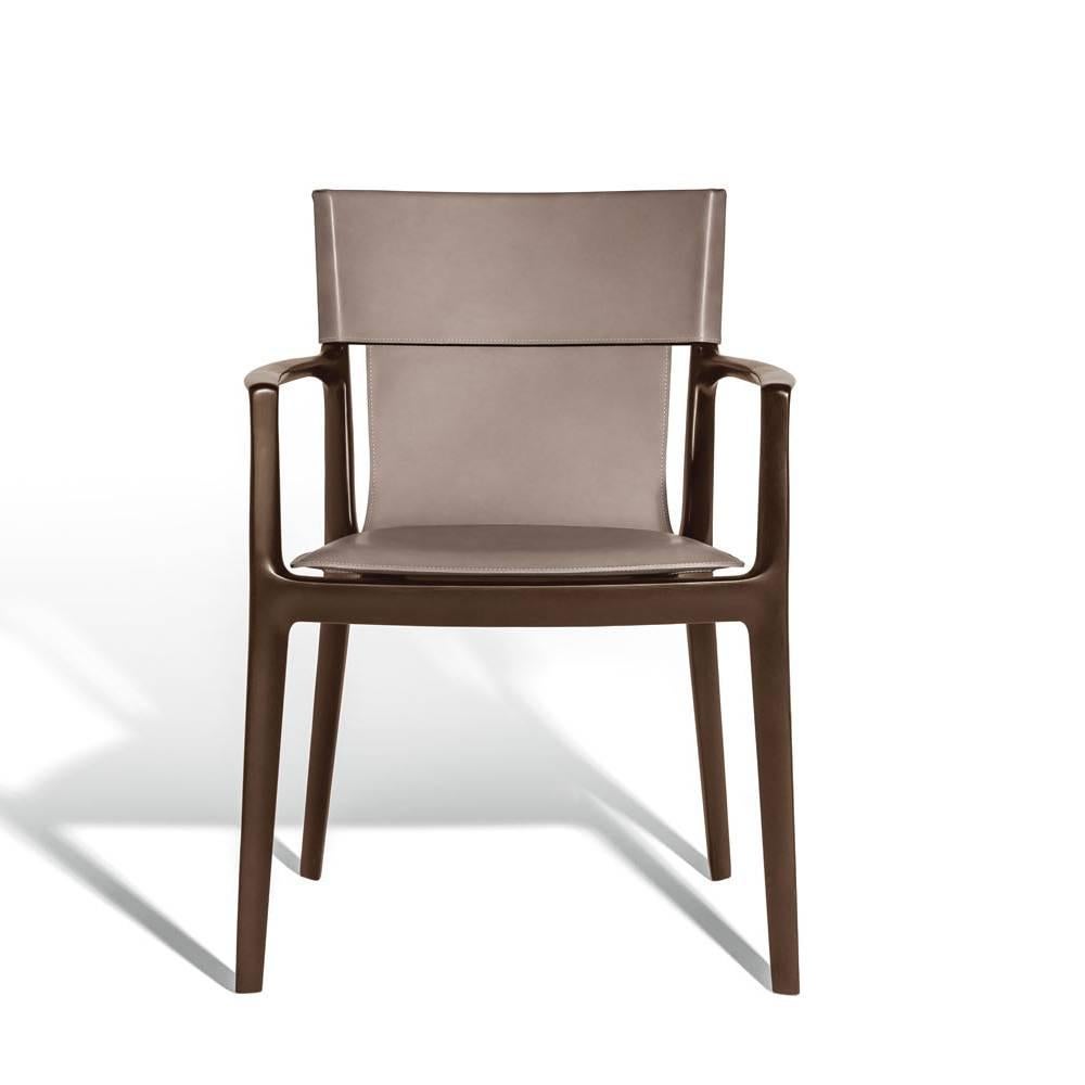 Der Isadora-Stuhl ist von der Anmut von Isadora Duncan, der Pionierin des zeitgenössischen Tanzes, inspiriert. Das originelle Design wurde von Roberto Lazzeroni entworfen und zeichnet sich durch die nahtlose Kombination von Holz und Sattelleder aus.