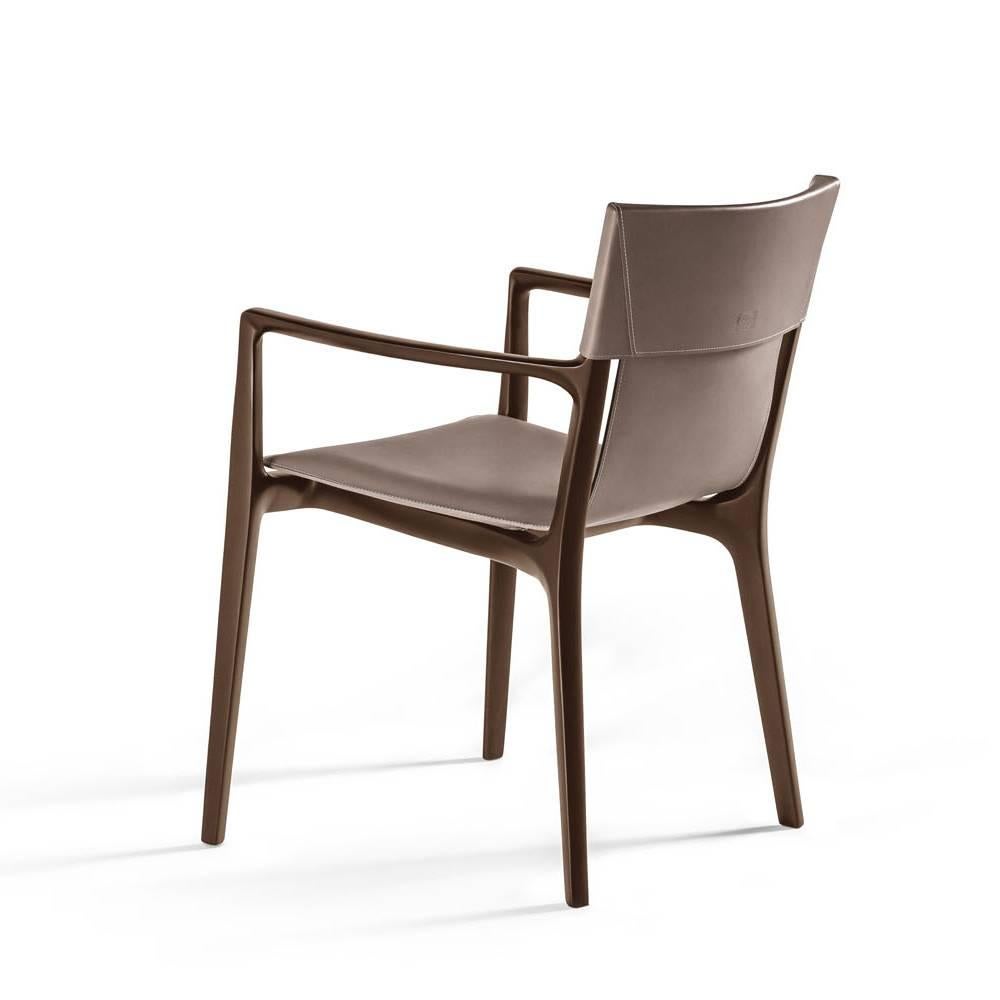 Isadora Stuhl mit Armlehnen aus gepolstertem Sattelleder in Grau (Moderne) im Angebot