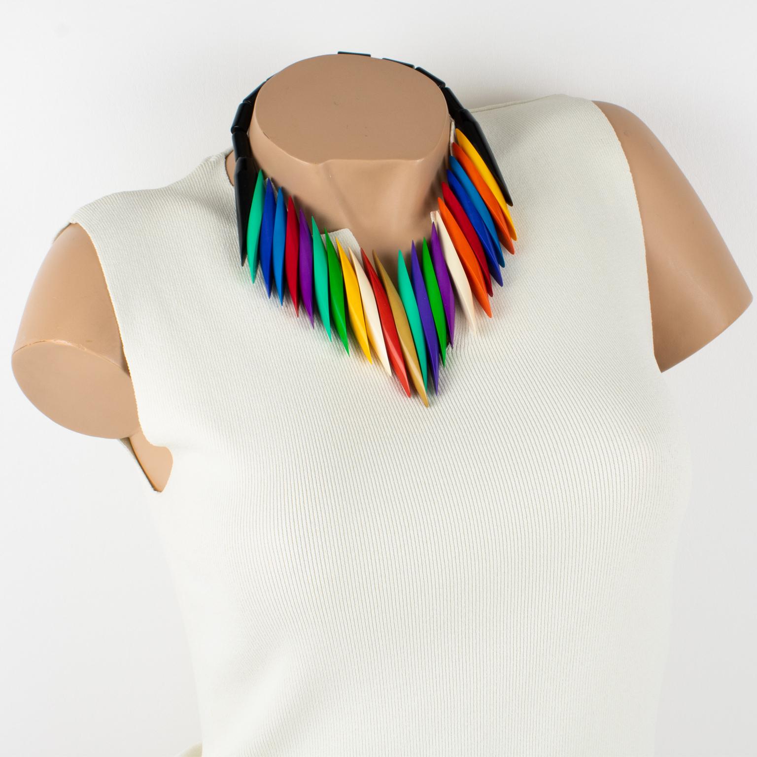 Ce superbe collier ras-de-cou en galalithe a été créé par la créatrice française Danielle Poullain pour Isadora Paris dans les années 1980. La pièce présente un design d'inspiration Art déco avec des couleurs vives et brillantes dans une teinte