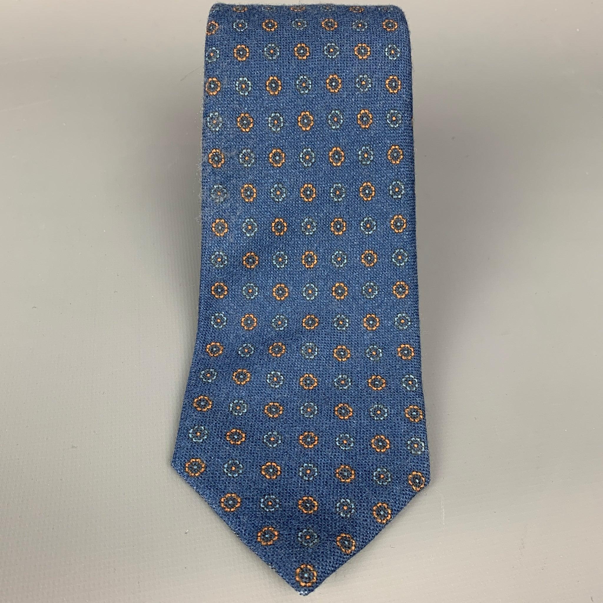 Die Krawatte von ISAIA ist aus blauer und gelber geblümter Wolle. Hergestellt in Italien.
Sehr guter gebrauchter Zustand. 

Abmessungen: 
  Breite: 3,5 Zoll 
  
  
 
Sui Generis-Referenz: 108428
Kategorie: Krawatte
Mehr Details
    
Marke: 