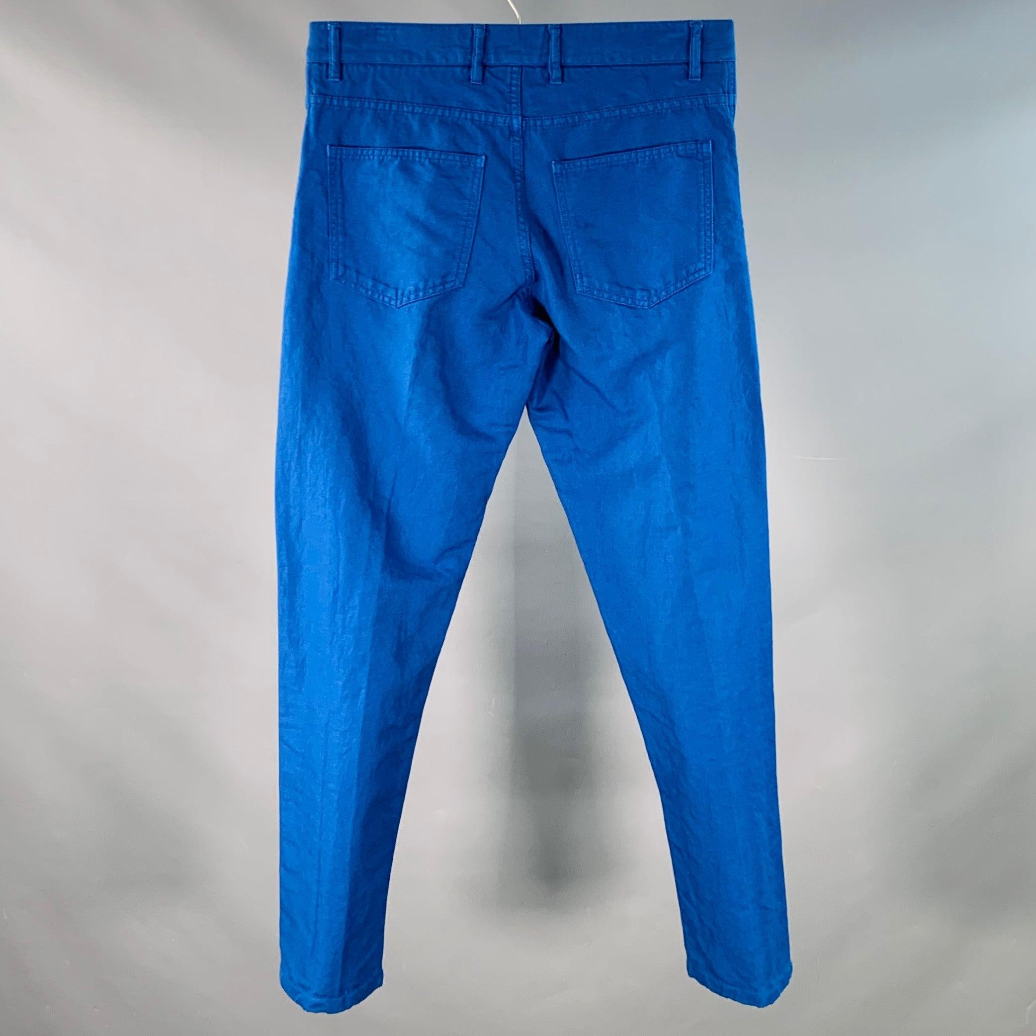 Pantaloni casual Isaia
in tessuto misto cotone e lino blu, con cinque tasche, gamba affusolata e chiusura con zip. Made in Italy.Ottime condizioni di usato. Lievi segni di usura. 

Contrassegnato:   IT 48R 

Misure: 
  Vita: 32 pollici Cavallo: 9