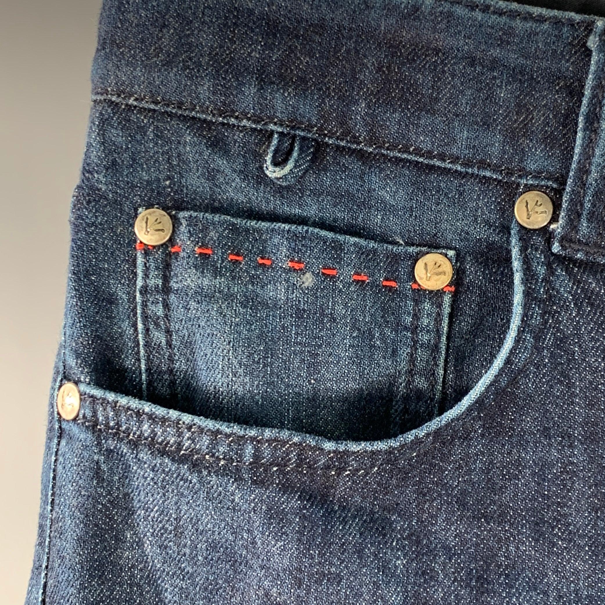 Vaqueros ISAIA
en sarga vaquera de algodón azul con orillo, cinco bolsillos (con detalle de bolsillo monedero cosido en rojo), pernera ajustada y bragueta con cremallera. Made in Italy. Muy buen estado de conservación. Pequeños signos de desgaste.