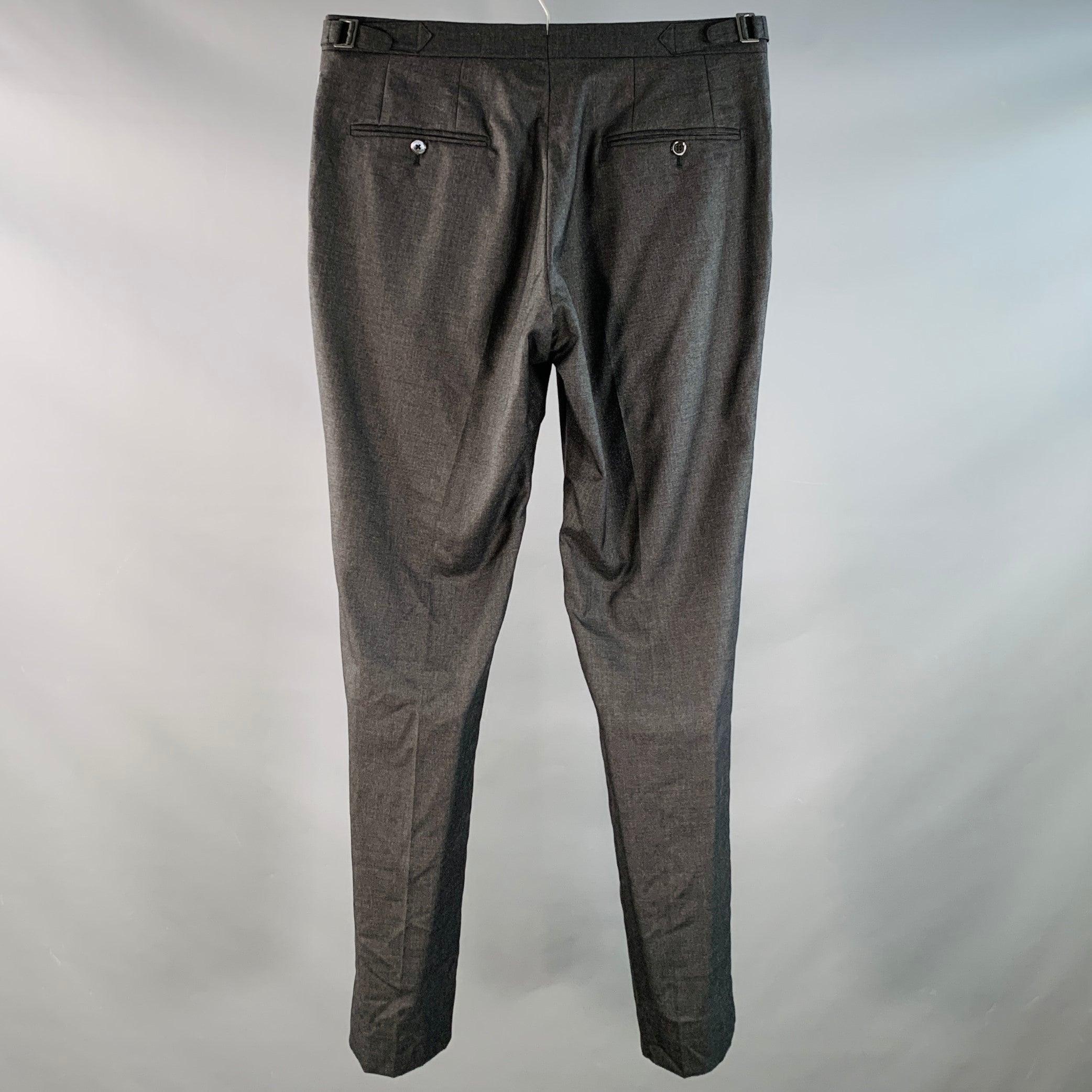 ISAIA Kleid Hose
aus grauem Woll-Kaschmir-Seidenstoff mit flacher Vorderseite, verstellbaren Seitenlaschen und Reißverschluss. Made in Italy Ausgezeichneter Pre-Owned Zustand. 

Markiert:   Größe nicht markiert 

Abmessungen: 
  Taille: 32 Zoll